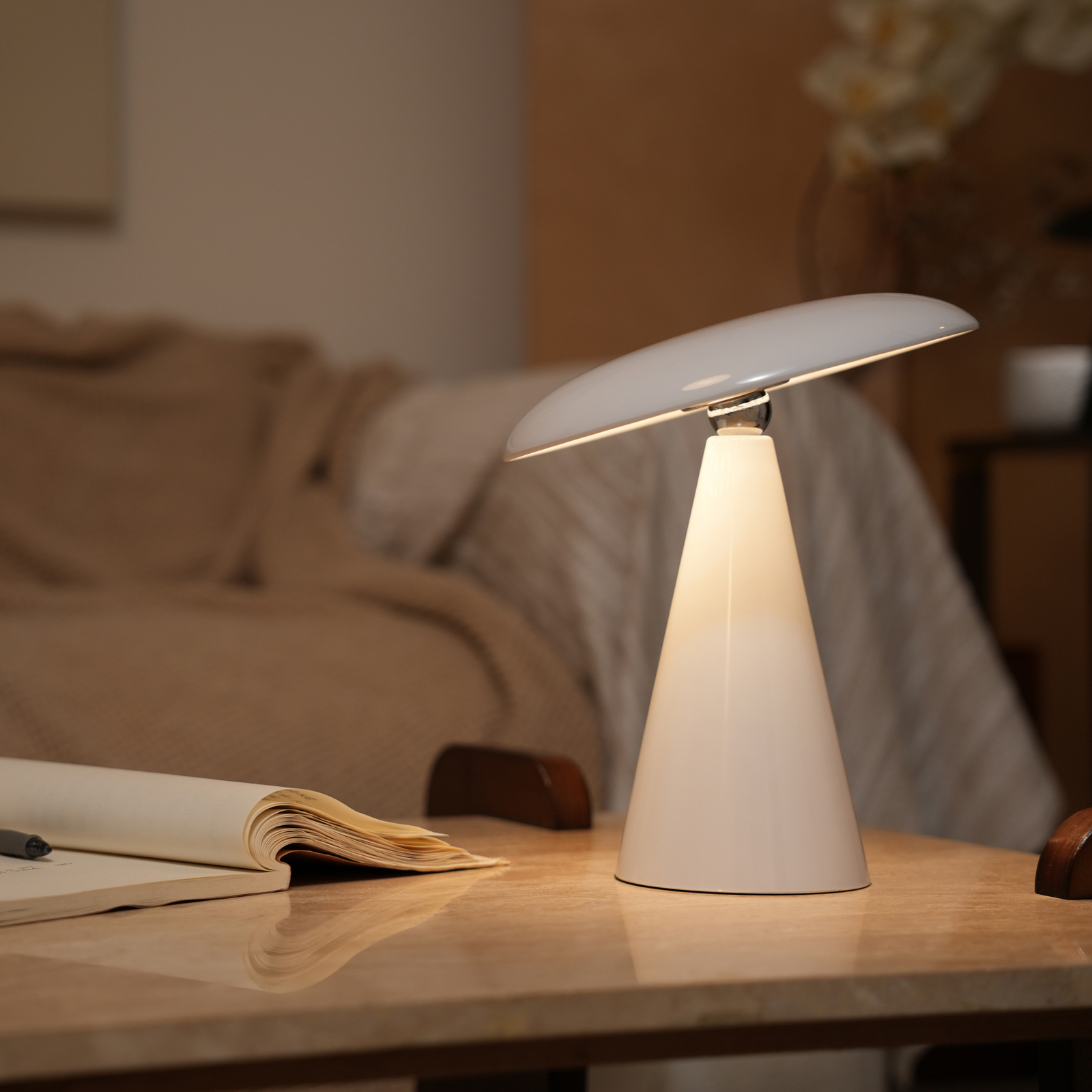 „Beacon“ LED baterijinis stalinis šviestuvas „Kinoko“, baltas, 27 cm, CCT