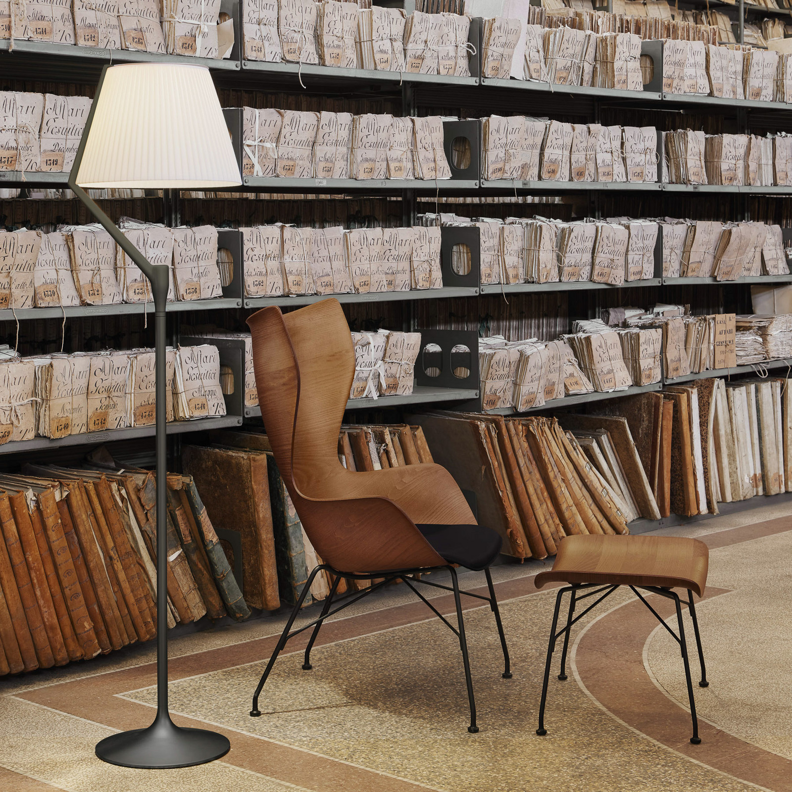 Lampadar LED Kartell Angelo Stone titan - Camera de zi / sufragerie - Design - titan alb - Aluminiu