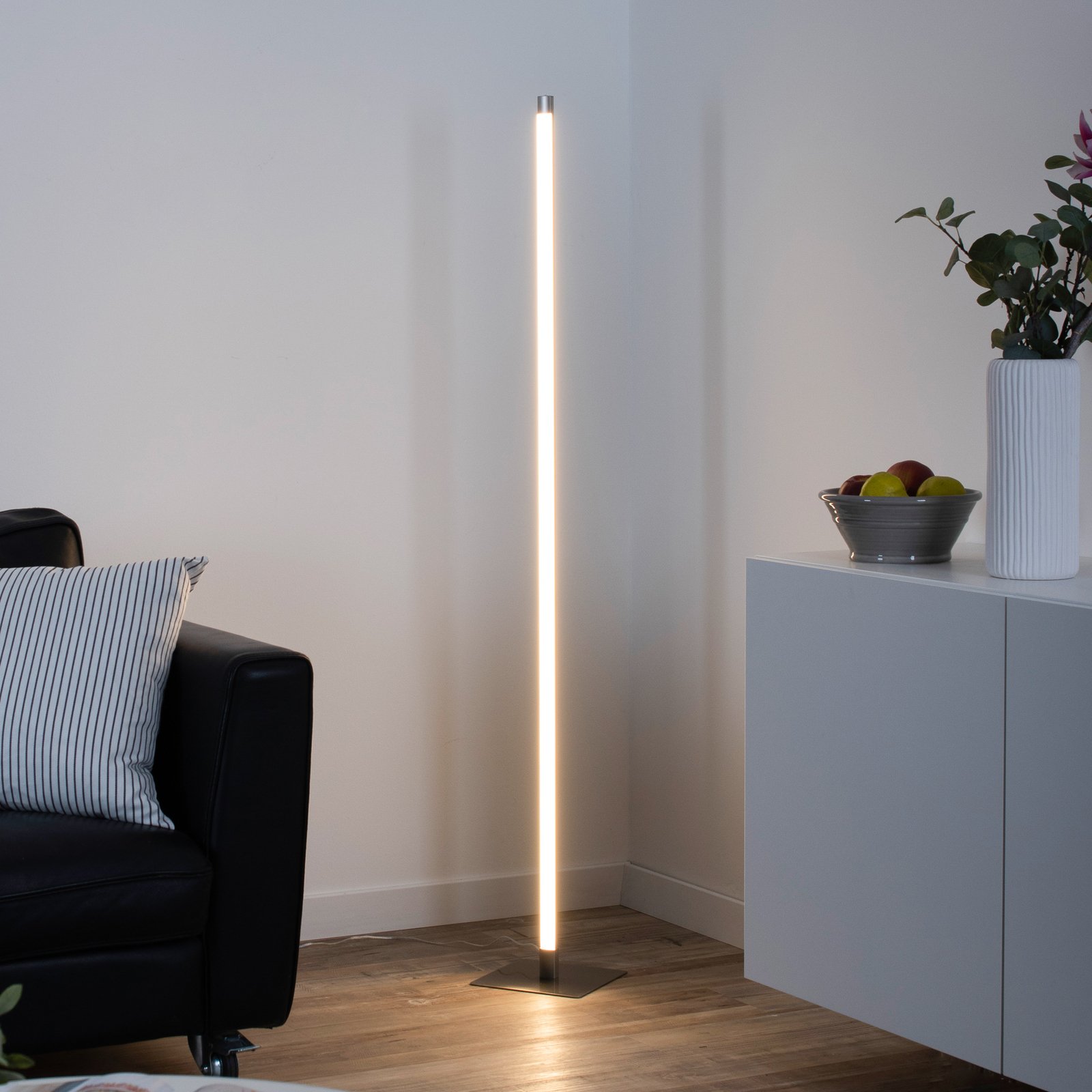 LED állólámpa Bella, egyenes, négyzet alakú talp, acél