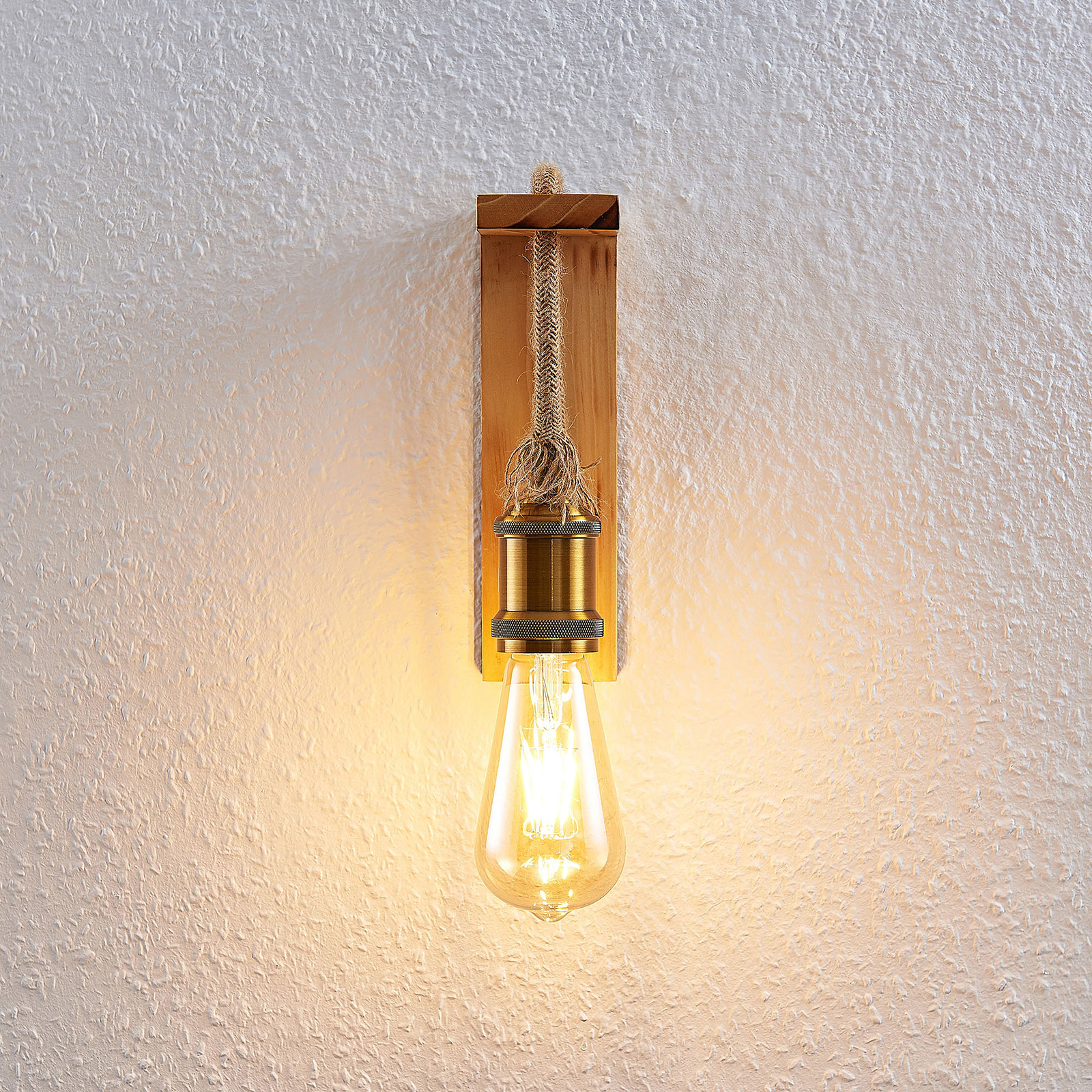 Lindby Helou Holz-Wandlampe mit sichtbarer Fassung