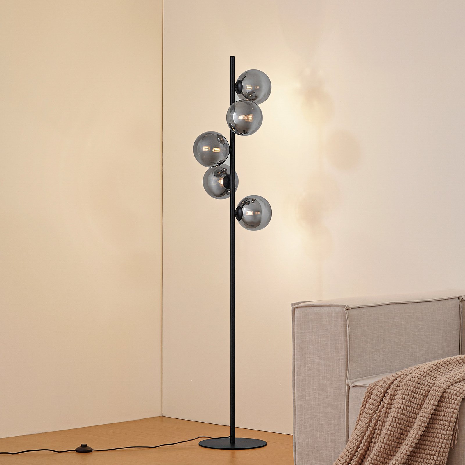 Lindby Stehleuchte Orbelia, schwarz, 5-flammig, Glas