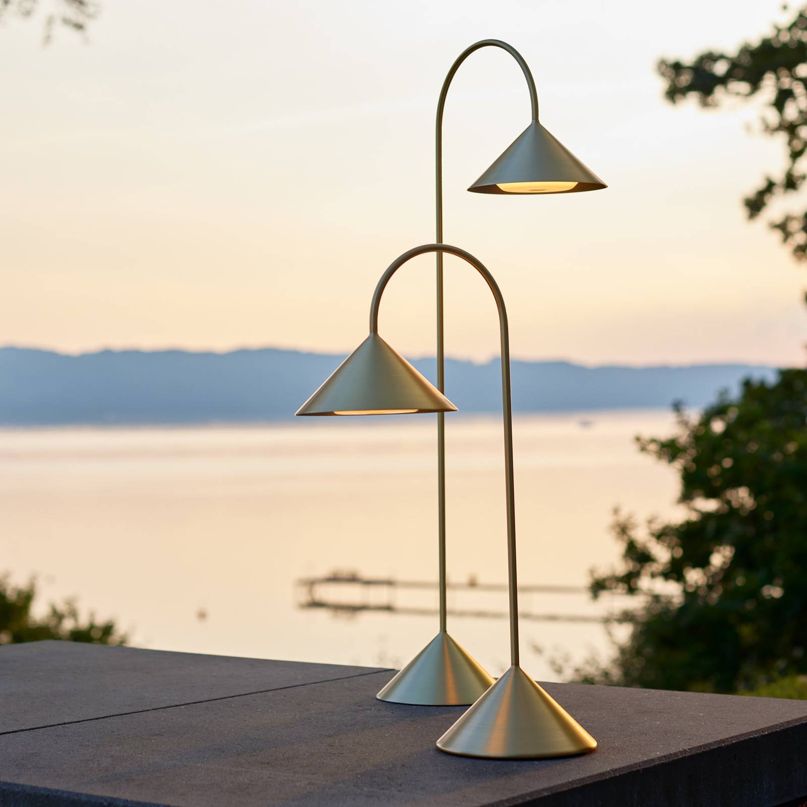 Lampa stojąca LED FRANDSEN Grasp, kolor mosiądz, wysokość 72 cm