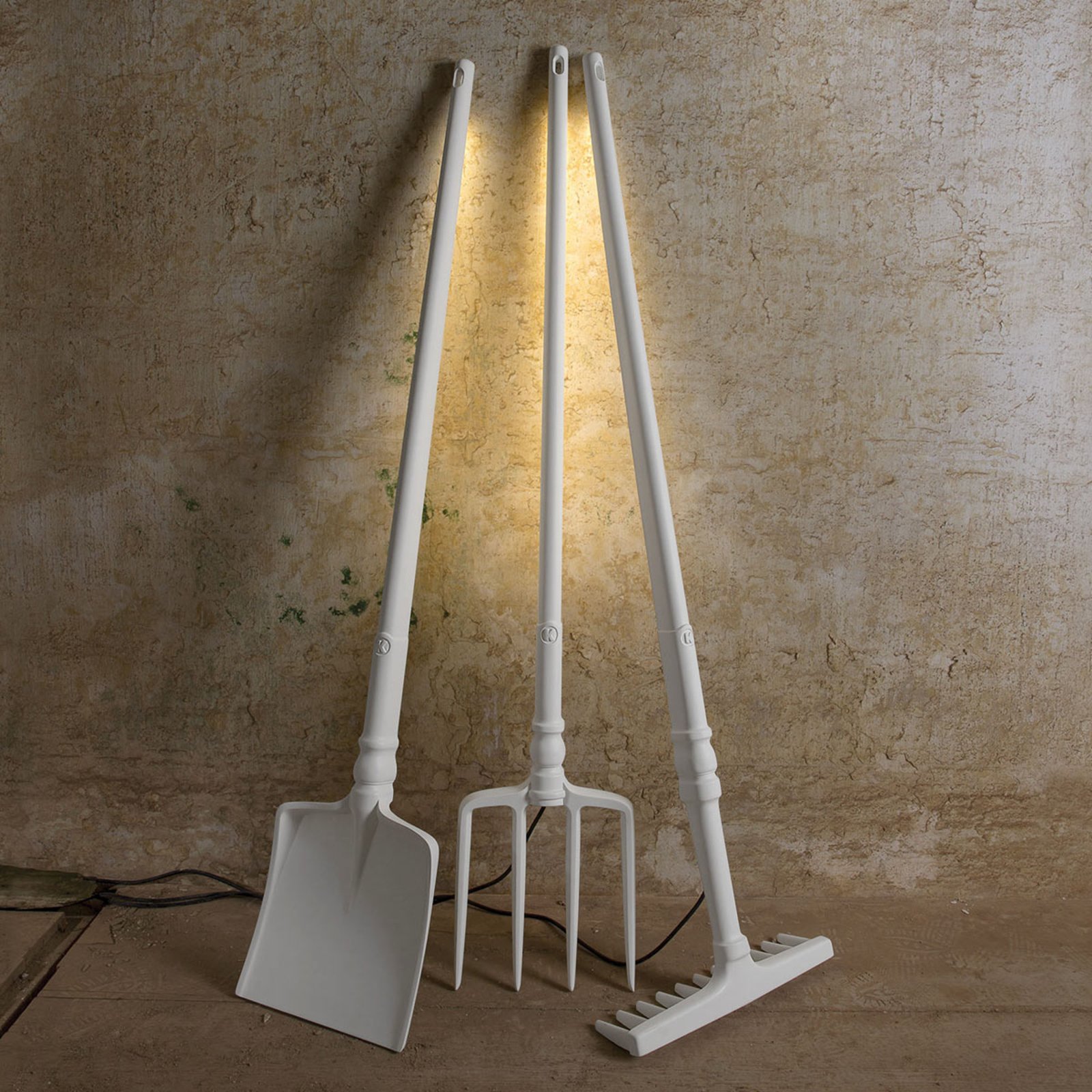 Designerska lampa stojąca Tobia, jak grabie, z LED
