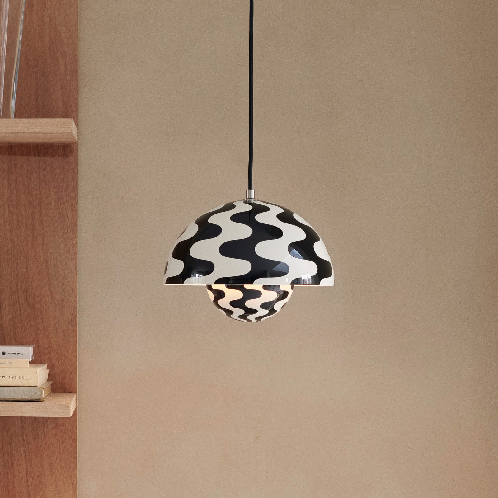 Flowerpot VP1 pendellampe sort/hvid &Tradition - Stue - Design - Metal - Med én lyskilde