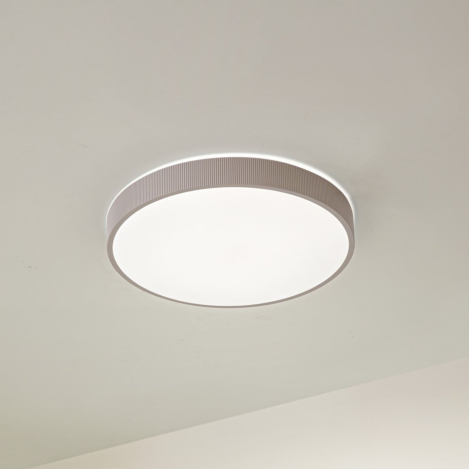 Zylo LED-taklampa, taupe, &Oslash; 49 cm, CCT, dimbar &ndash; Lindby - Vardagsrum - Plast - Plafond