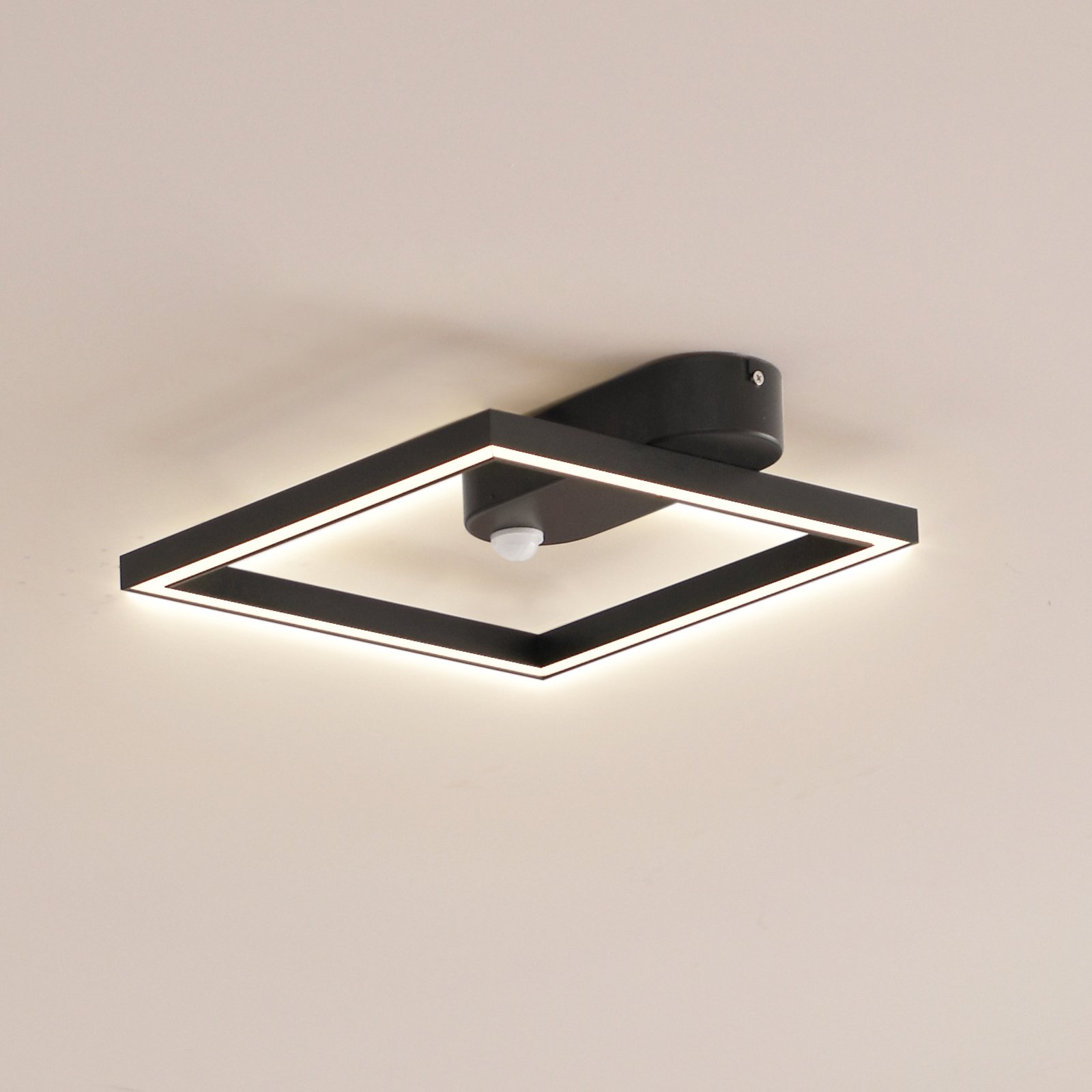 Lindby Plafón LED Yulla, negro, detector de movimiento