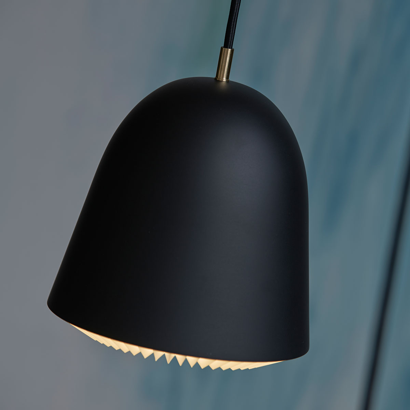 LE KLINT Caché - závěsné světlo, černé, 20 cm