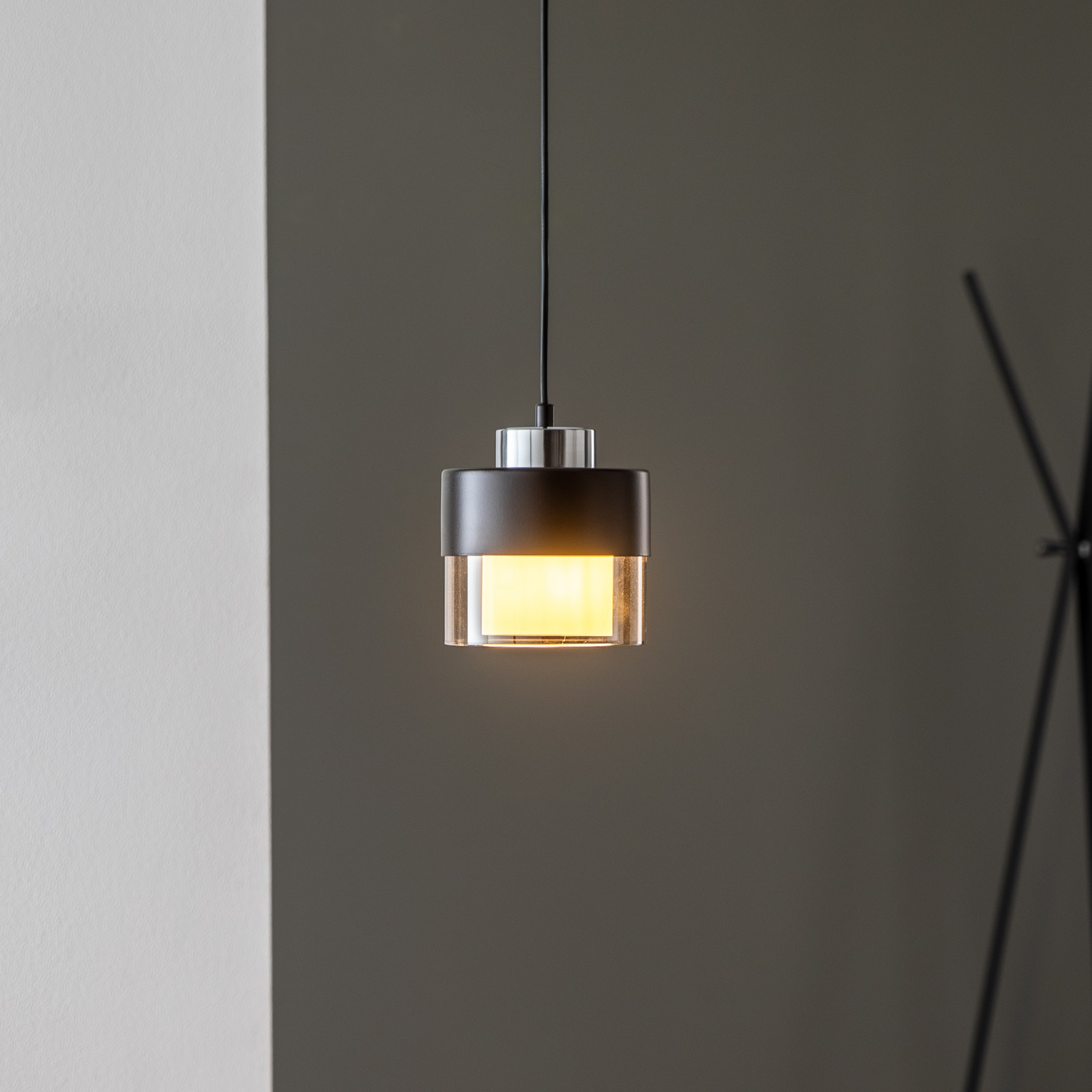 Metalinis ir stiklinis pakabinamas šviestuvas AV-4288-1BSY