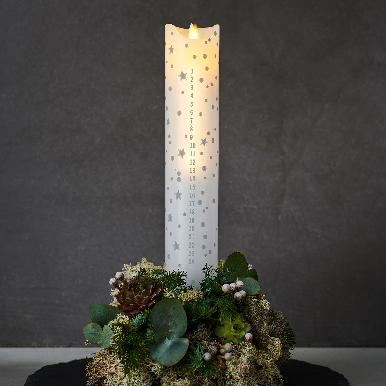 LED свещ Сара Календар, бяла/романтична, височина 29 см