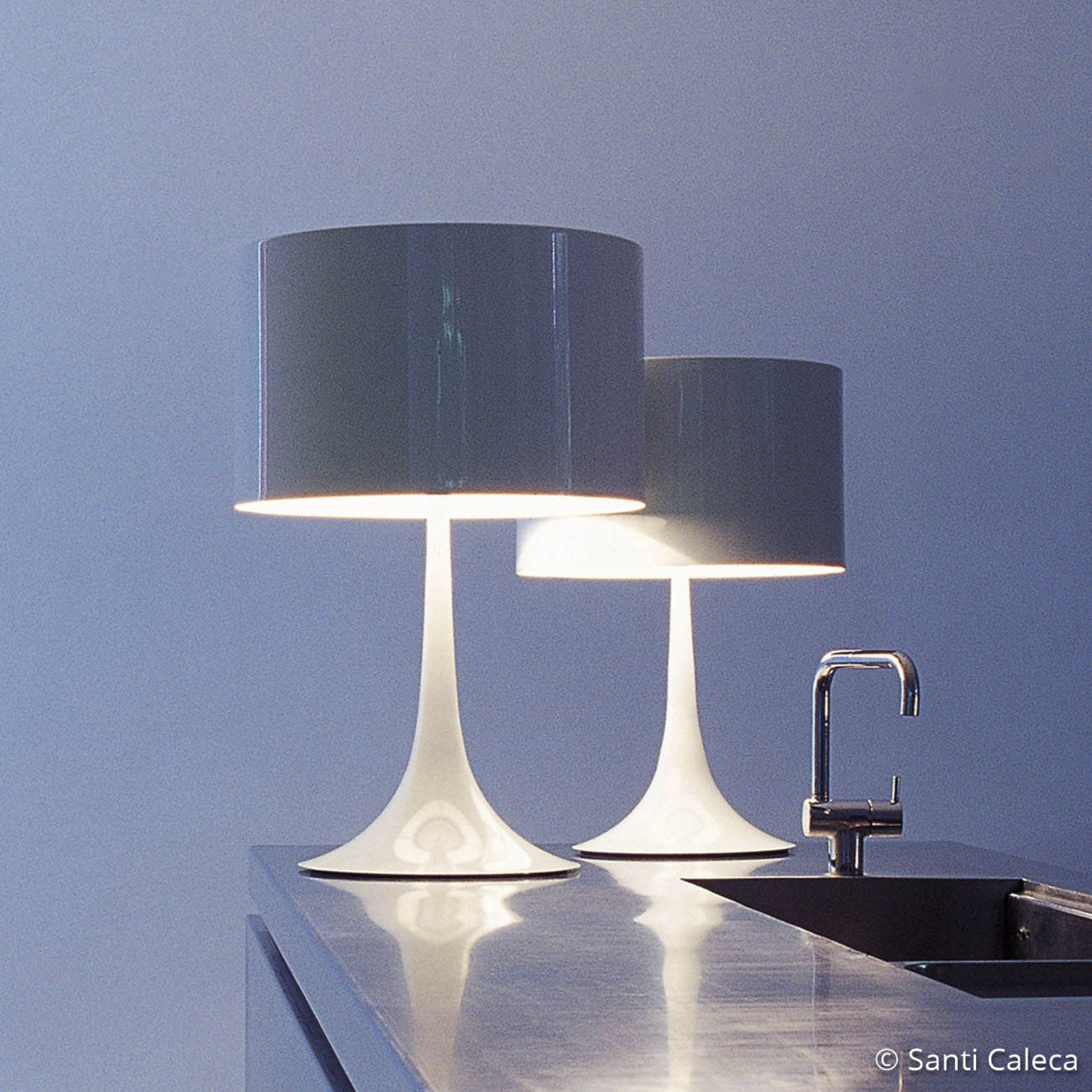 FLOS Spun Light T2 – biela stolná lampa