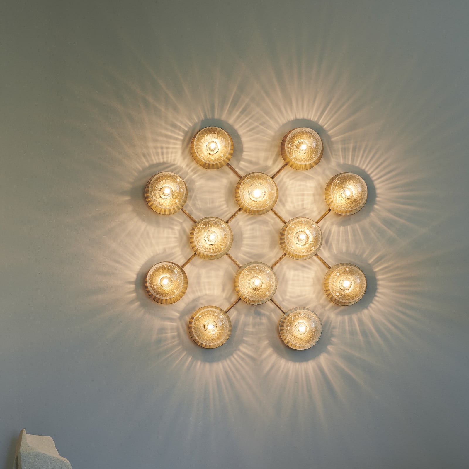 Liila 12 Wand/Deckenleuchte Nordic Gold/Optic Clear Nuura Aps - Wohnzimmer - Design - Glas - Kugel