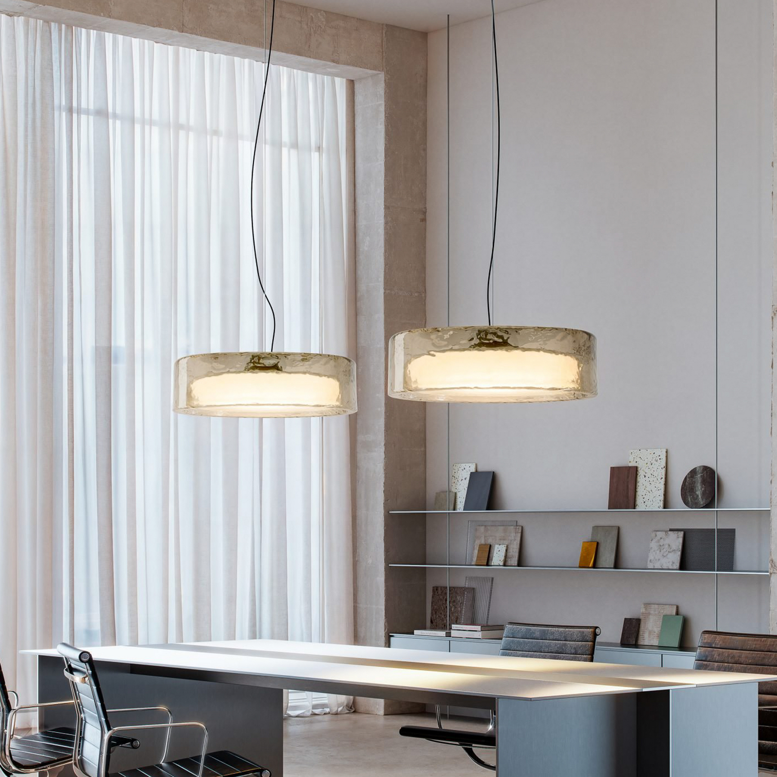 Candeeiro suspenso LED MARSET Ringo, Ø 70 cm, cinzento fumado, plástico