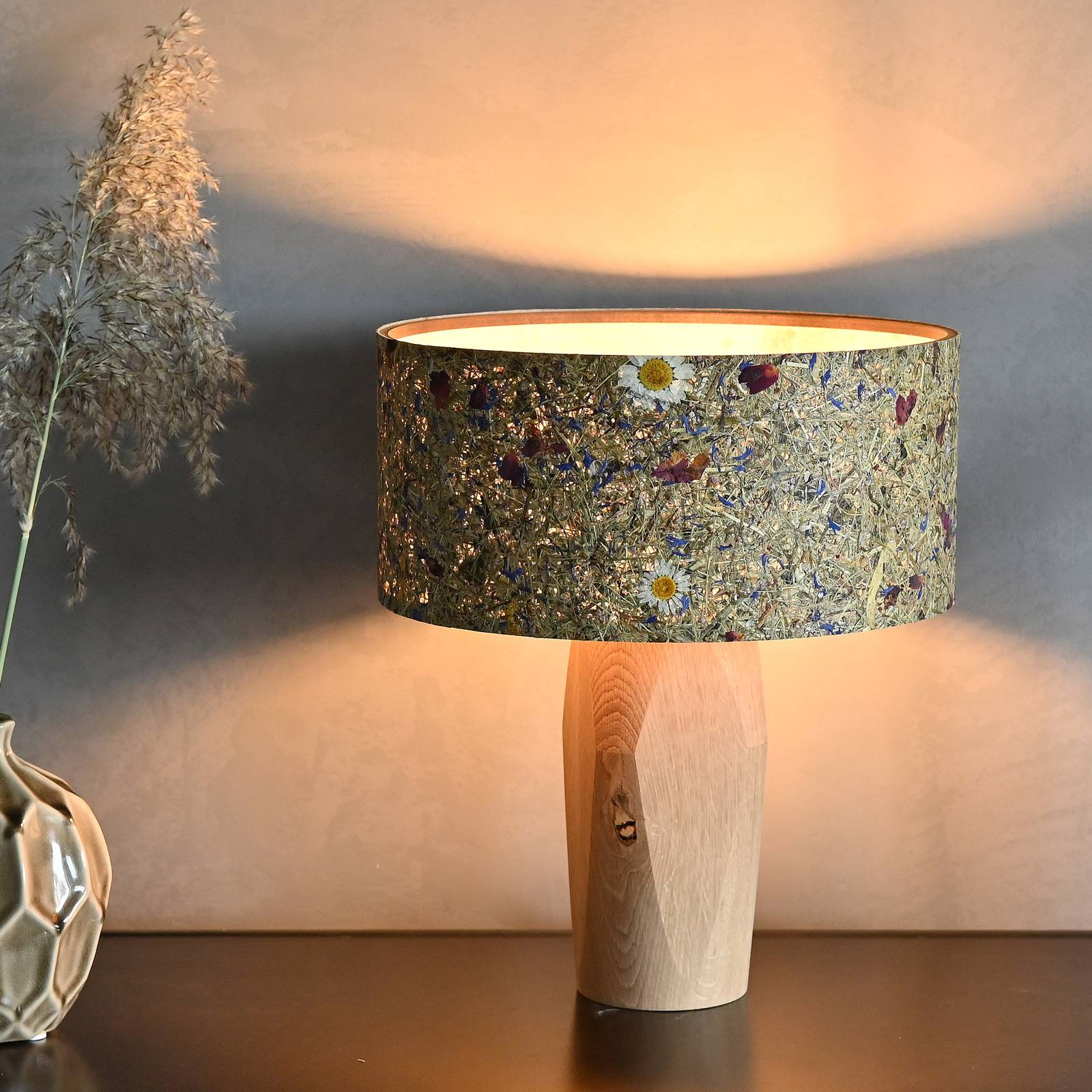 E-shop LeuchtNatur Pura stolová LED lampa dub/alpská lúka