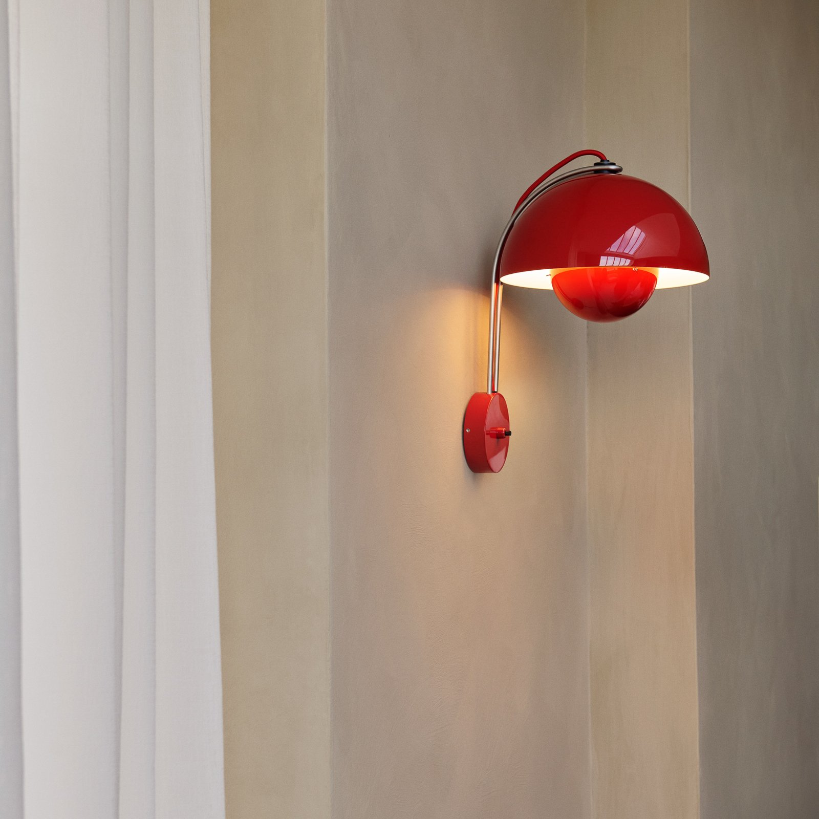 &Tradition стенна лампа Flowerpot VP8, щепсел, червен цвят vermilion