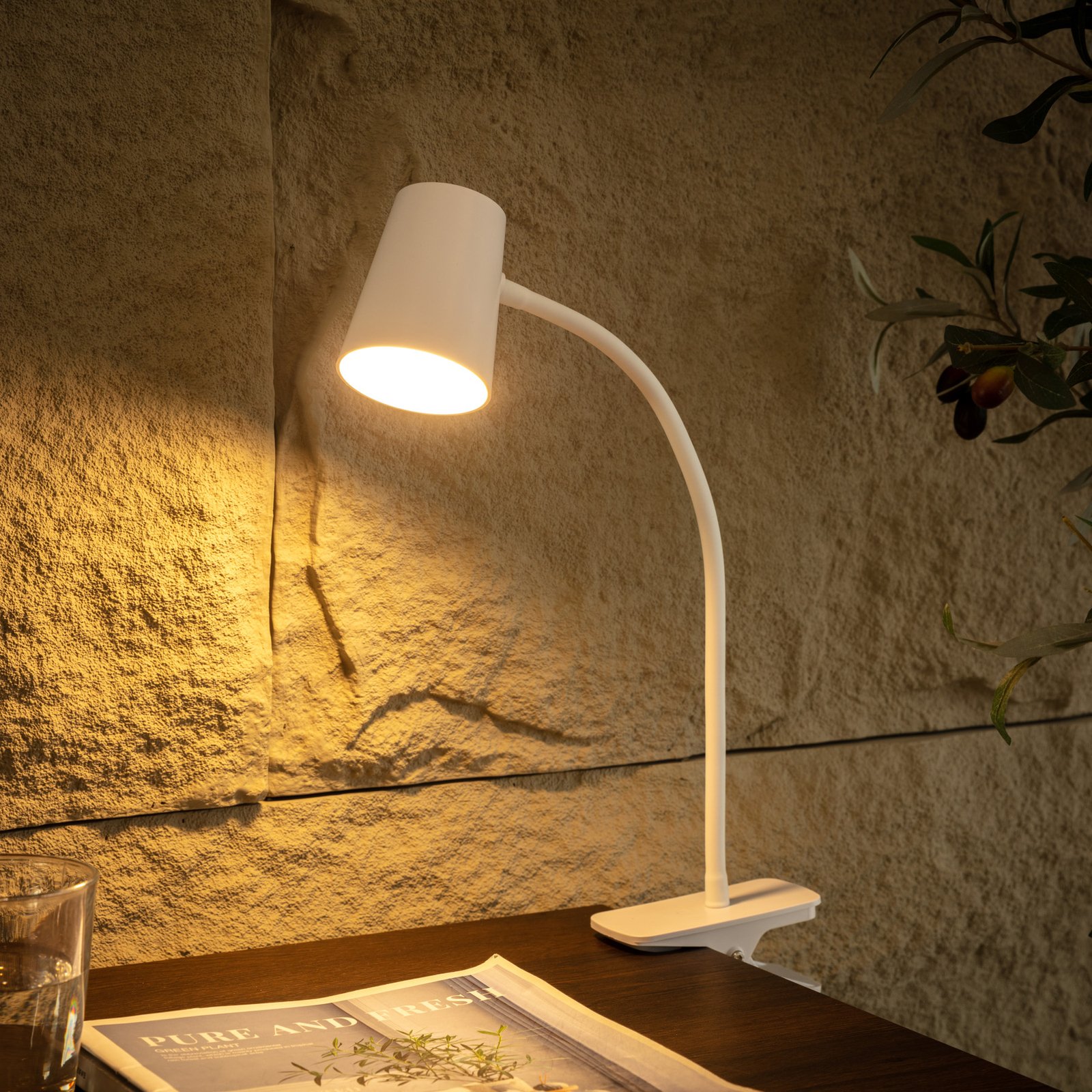 Lindby Ailina LED asztali lámpa, bilincses talp, fehér