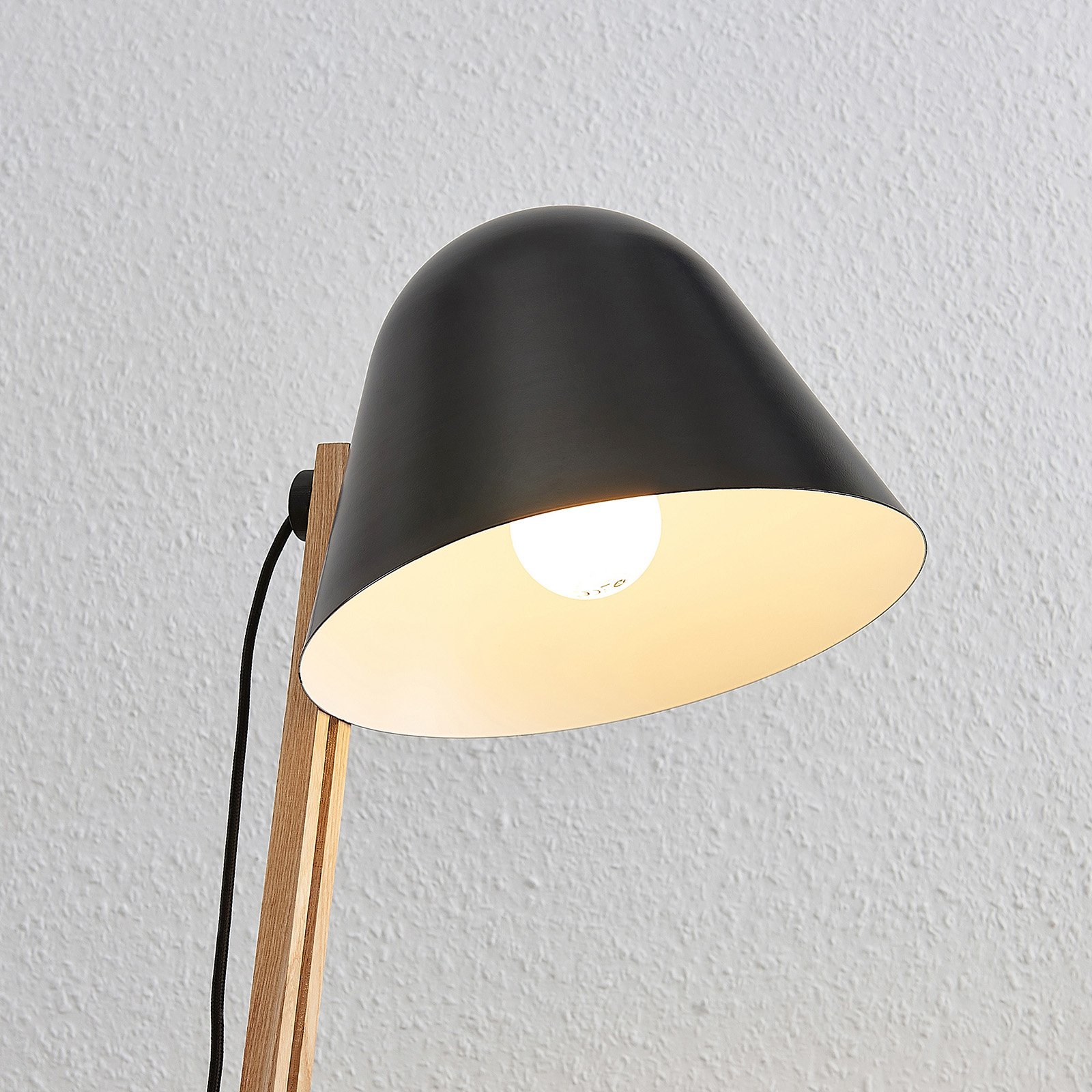 Lindby Tetja Stehlampe mit Holzstange, schwarz