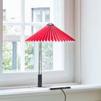 HAY Matin 300 LED-es pliszírozott asztali lámpa, világító piros színben