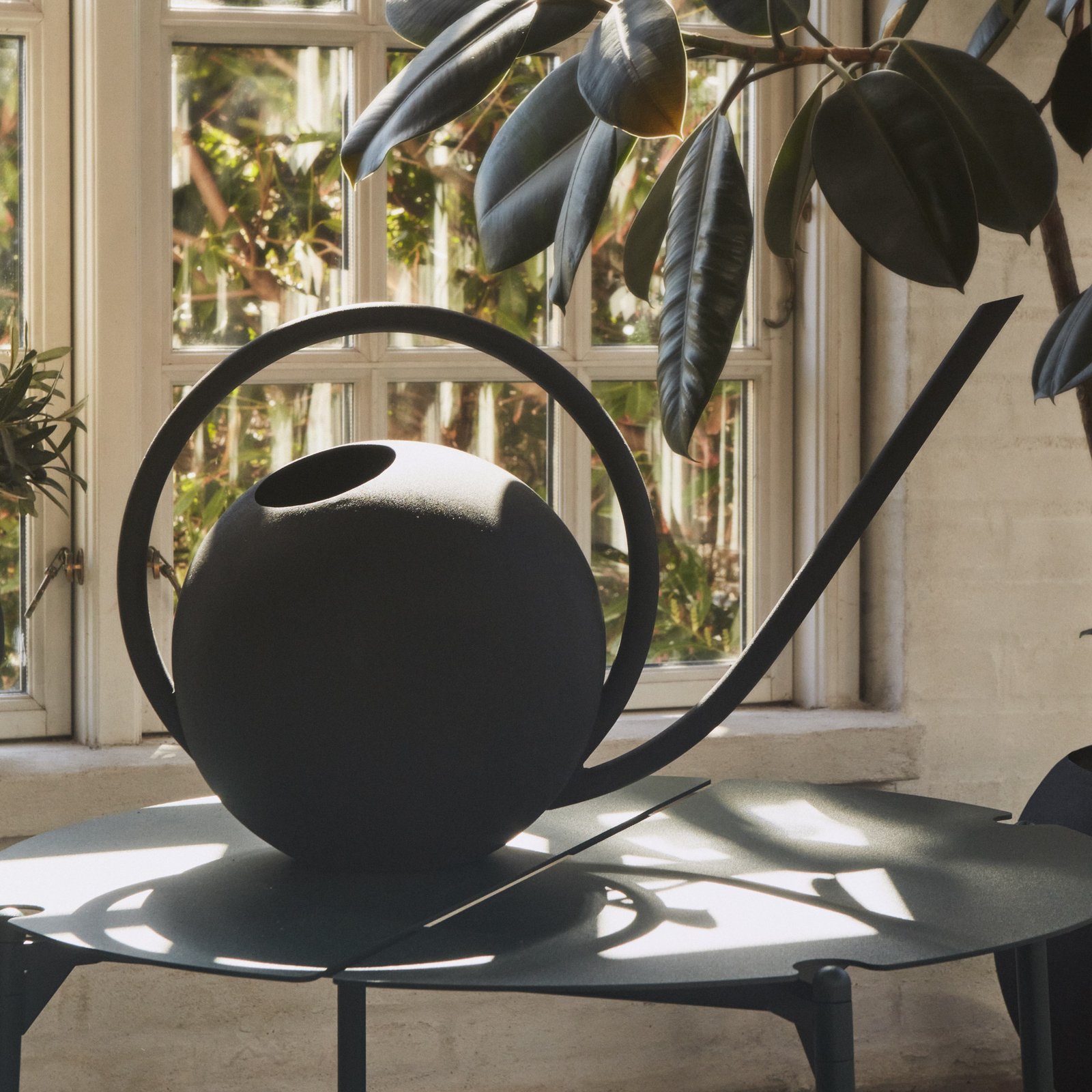 Globe Watering Can 55,3x26x34,1 Black - AYTM