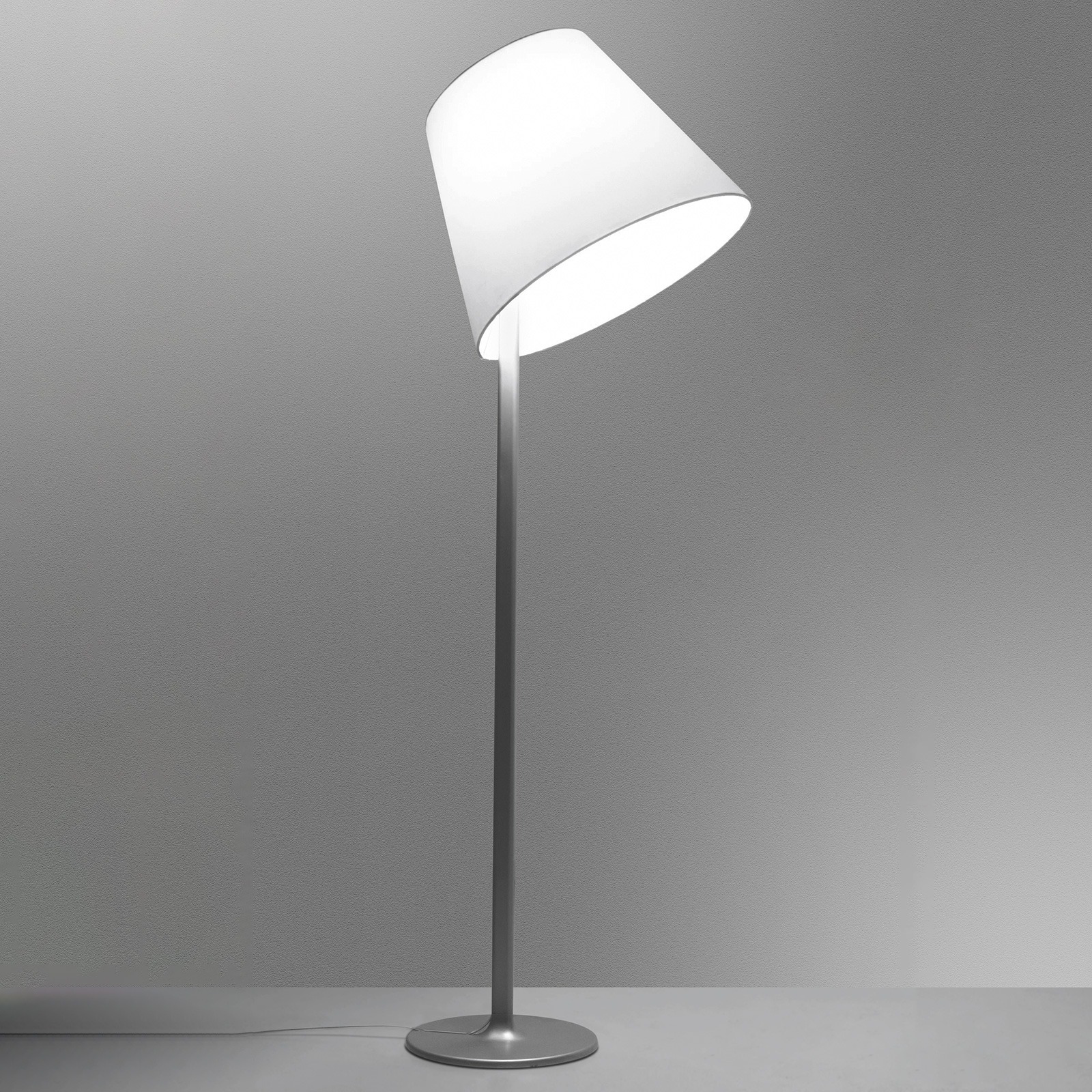 Artemide Melampo Stehleuchte, Schirm drehbar