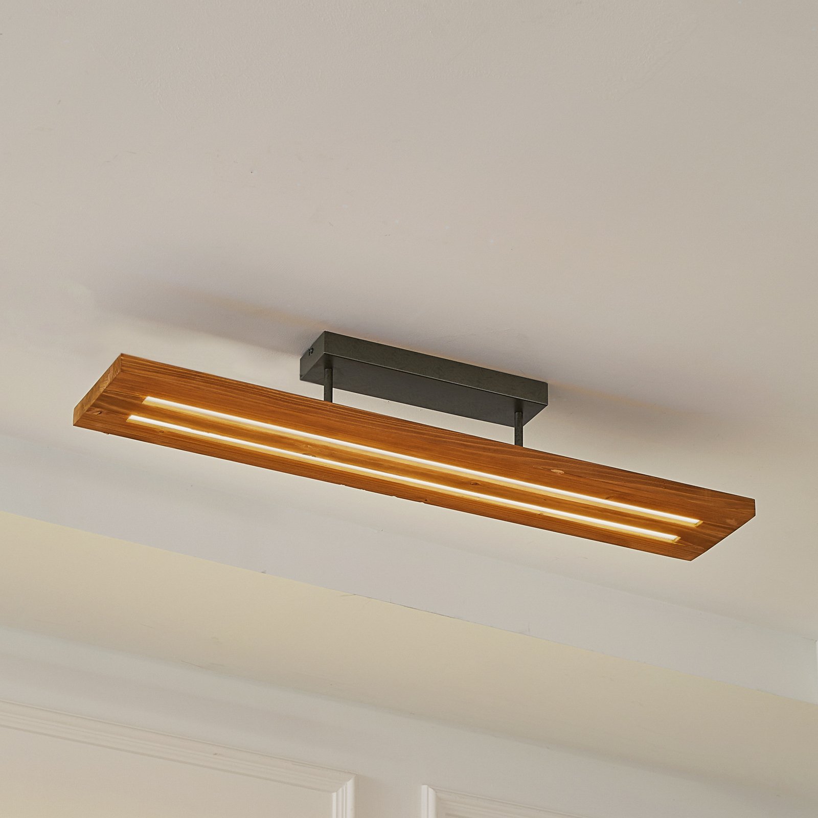 Lindby Candeeiro de teto LED Nesaja, preto, madeira, 98cm, regulável