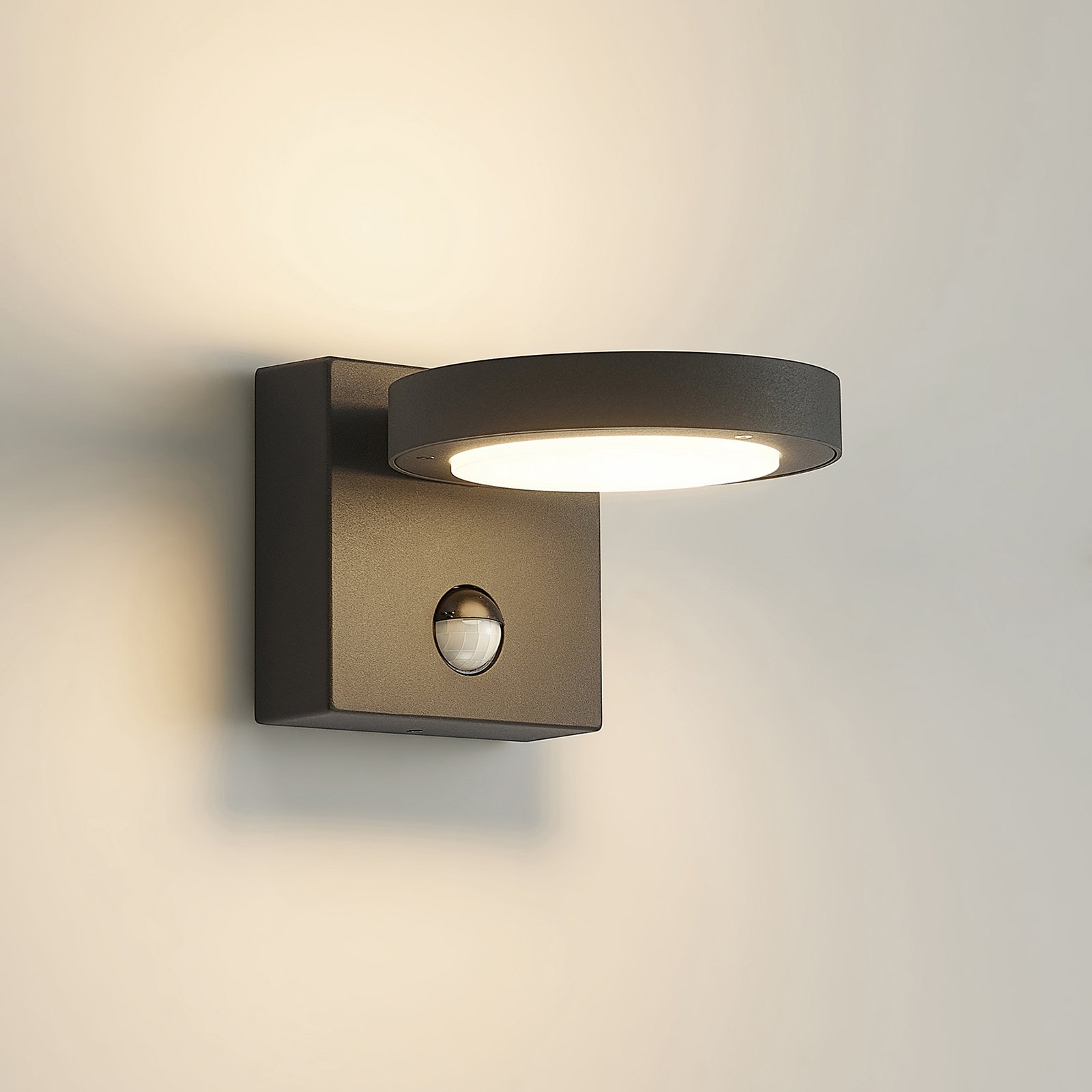 Belna LED OutdoorWall Lamp w/Sensor Graphite - Lucande