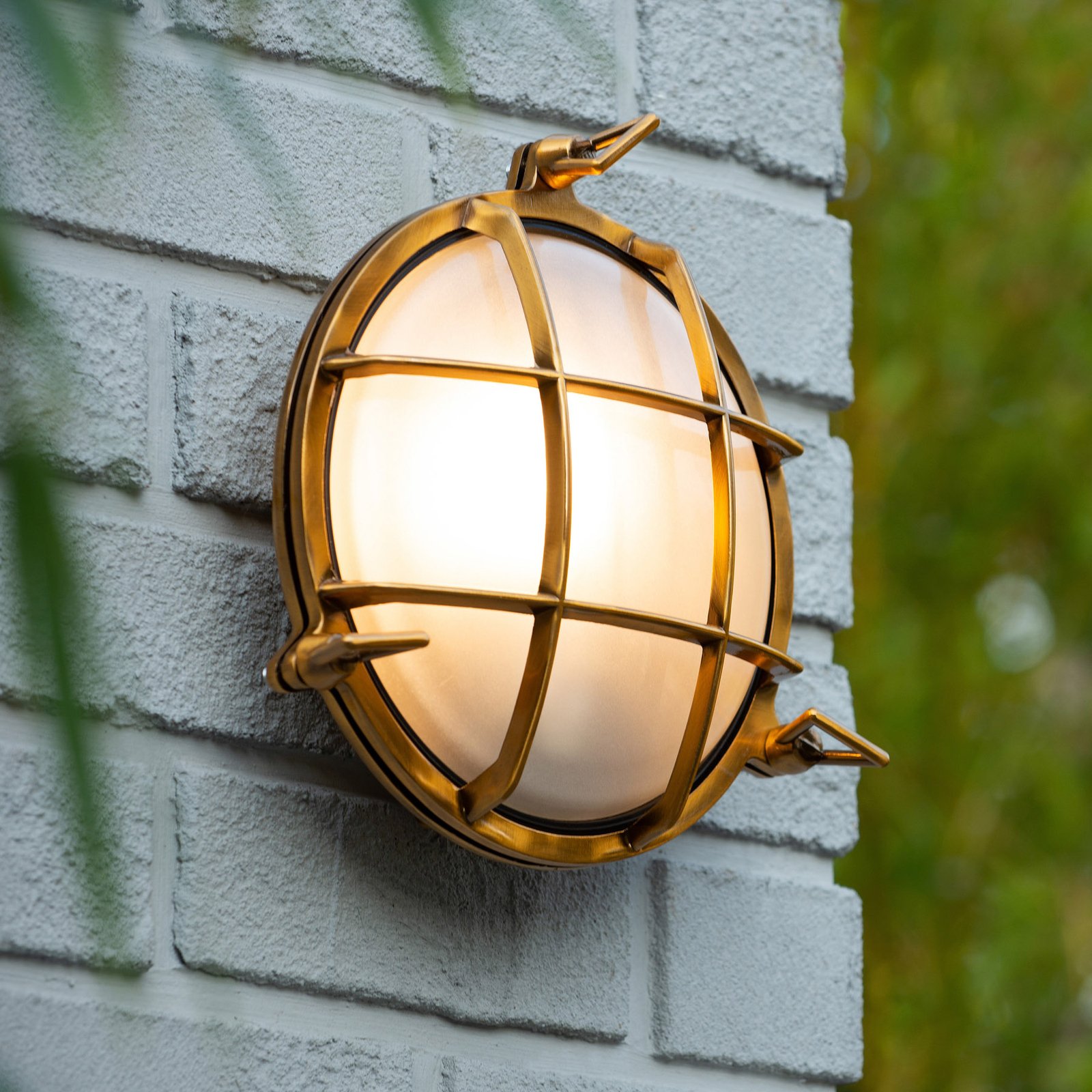 Dudley outdoor wall light, flat/round, brass