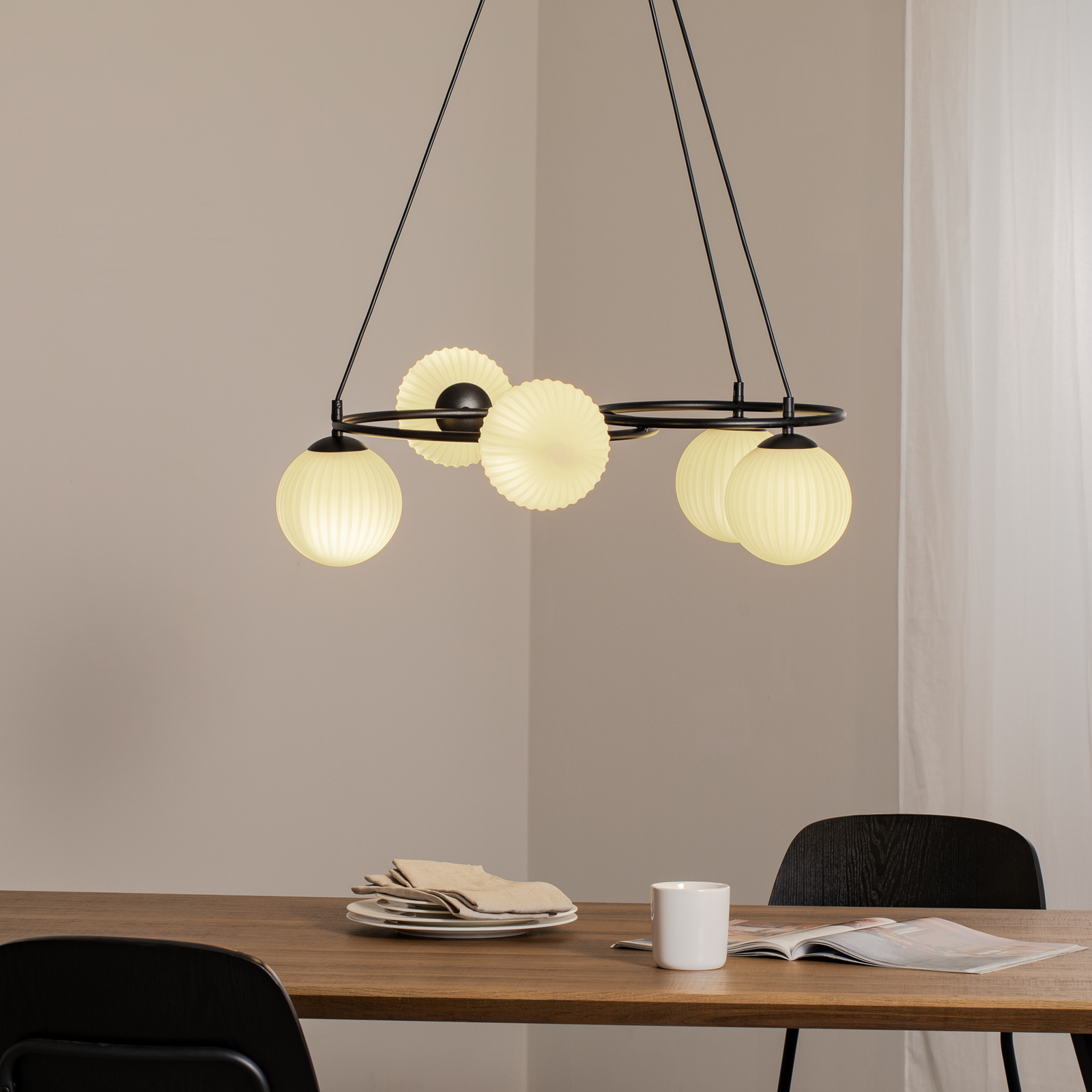 Libra living room lamp, opal/black, Ø 70 cm, glass, 5-bulb.