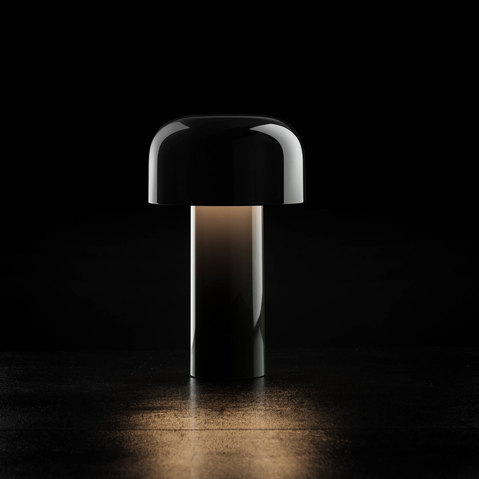 Stolová LED lampa Flos Bellhop s LED osvetlením a nabíjateľnou batériou,