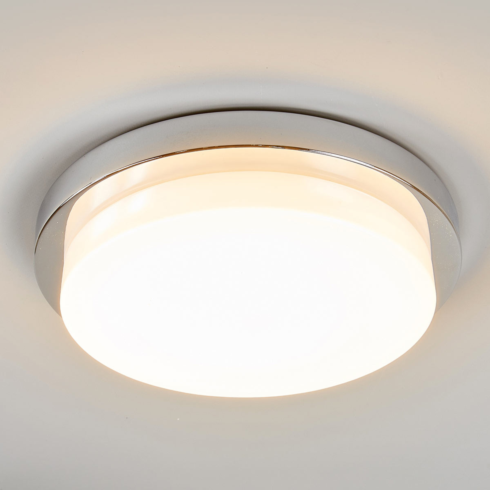 Chromowana lampa sufitowa LED Cordula, IP44