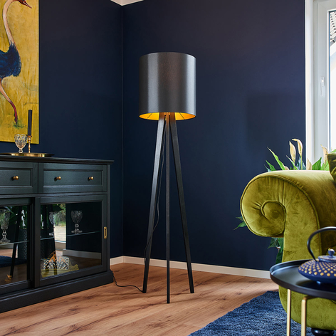 Holz-Stehlampe Nida mit schwarz-goldenem Schirm
