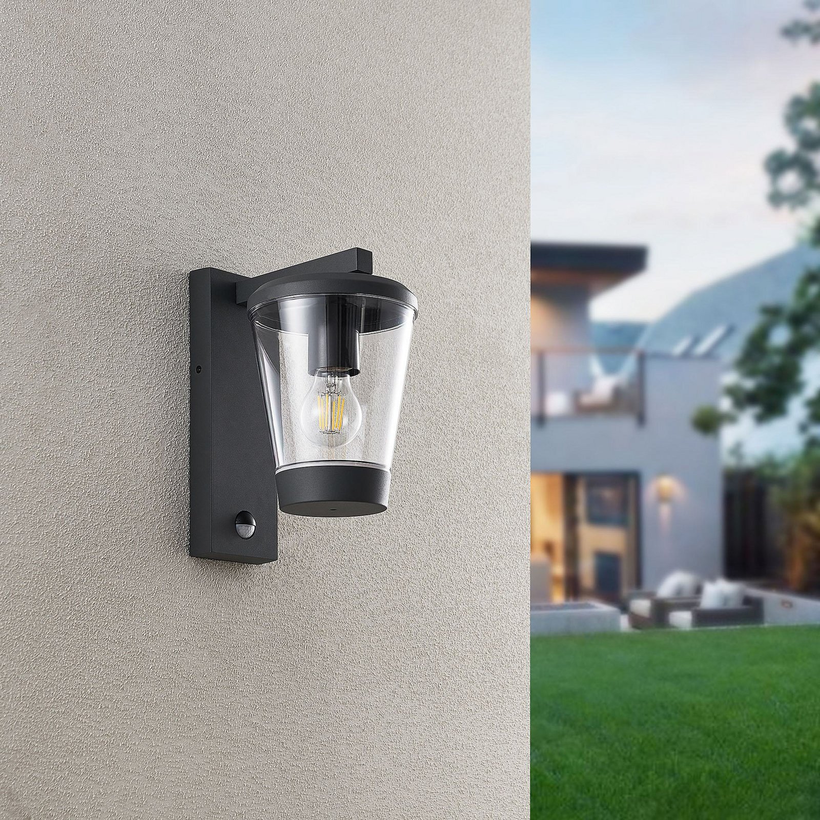 Āra sienas lampa ar sensoru CAVADO, antracīta krāsā, augstums 28 cm, IP44 Āra sienas lampa ar sensoru CAVADO, antracīta krāsā, augstums 28 cm, IP44