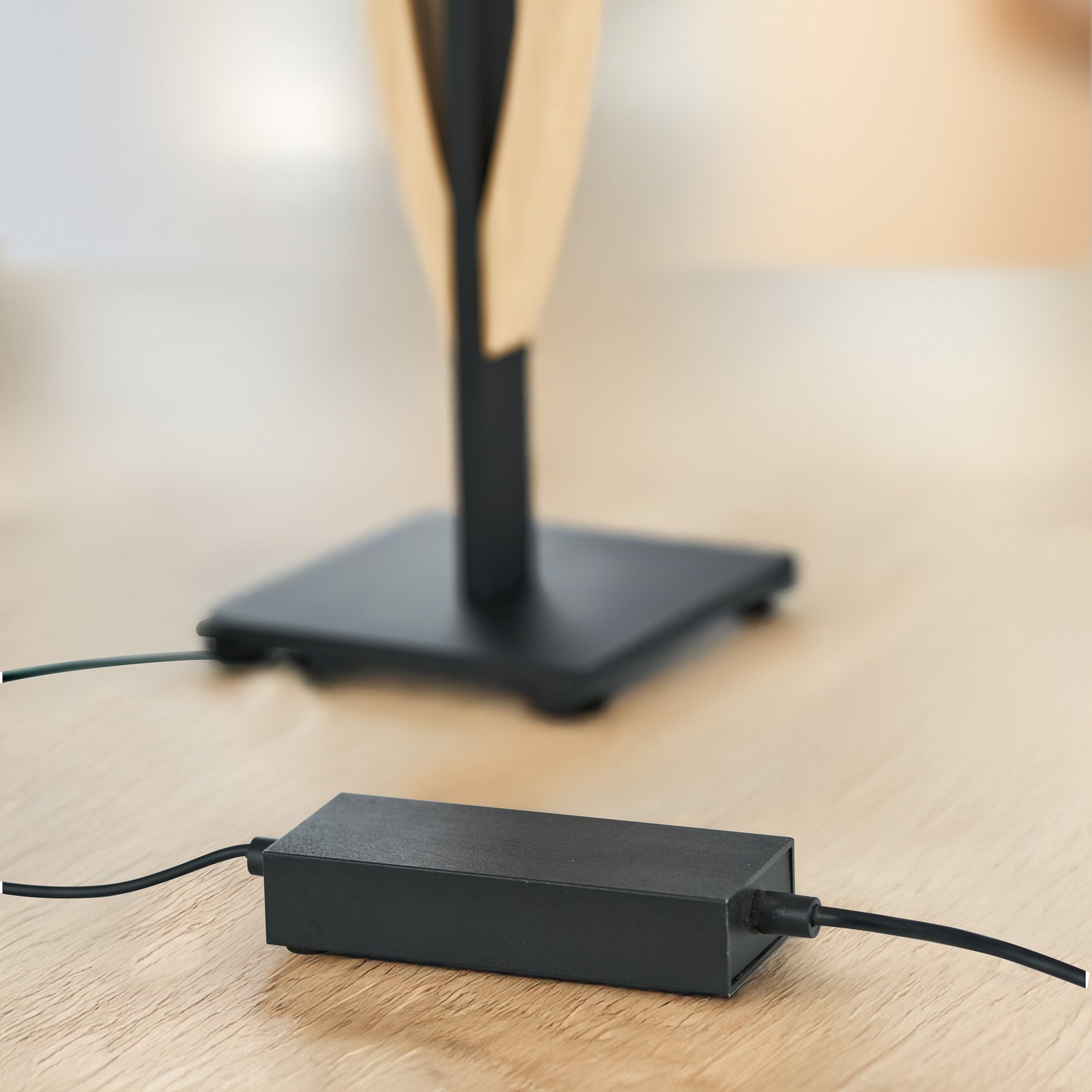 Quitani lámpara de mesa LED Kiera, roble/negro mate