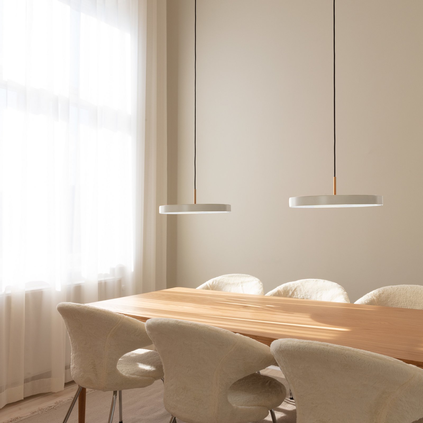 Asteria Medium LED-hængelampe perlemor/messing 43 cm - UMAGE