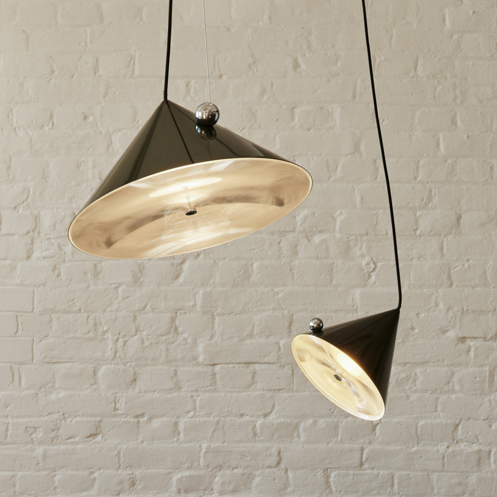 Candeeiro suspenso LED Pose da Tom Dixon, verde, Ø 43 cm, aço regulável Candeeiro suspenso LED Pose da Tom Dixon, verde, Ø 43 cm, aço regulável