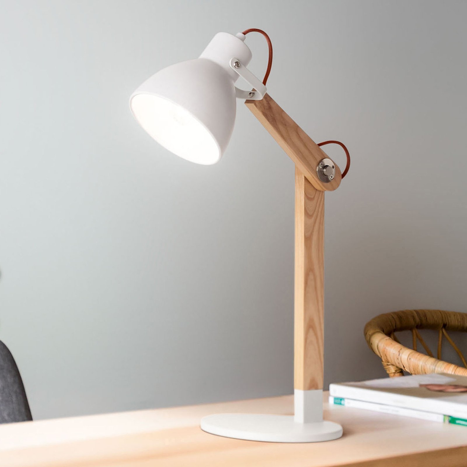 Lámpara de mesa Sveva de madera, blanco/fresno