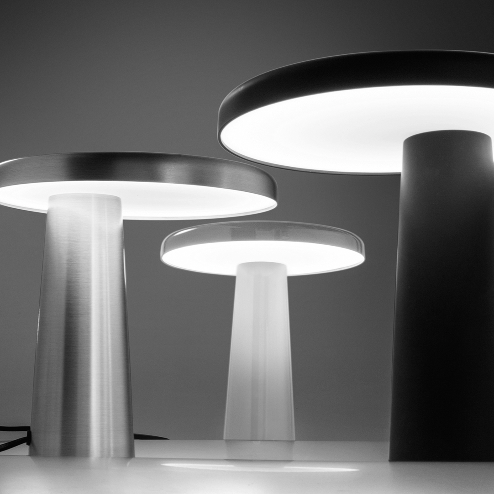 Martinelli Luce Hoop - Namizna svetilka LED v beli barvi