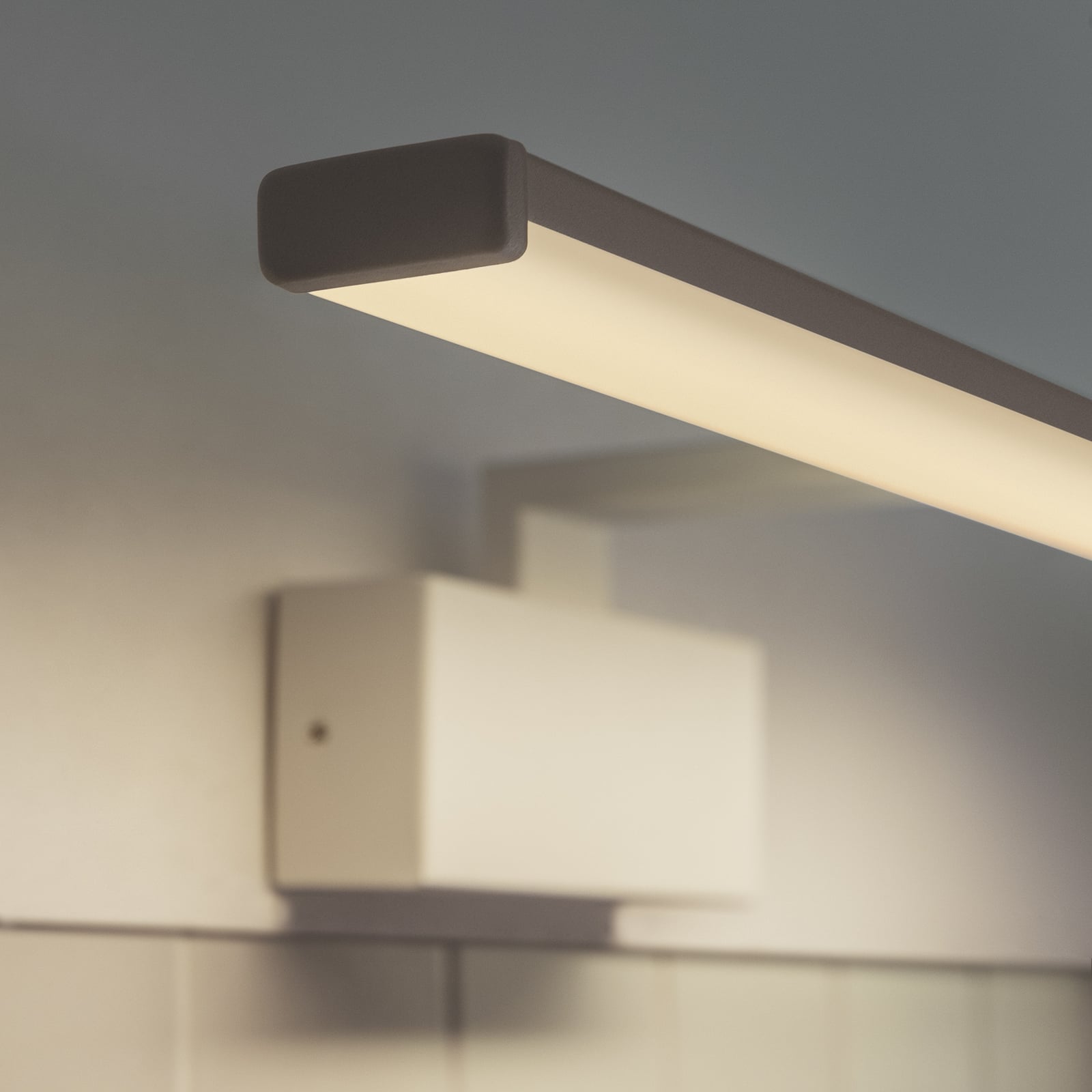 IDEAL LUX LED sienas lampa „Alma“, balta, metāla, platums 81 cm IDEAL LUX LED sienas lampa „Alma“, balta, metāla, platums 81 cm