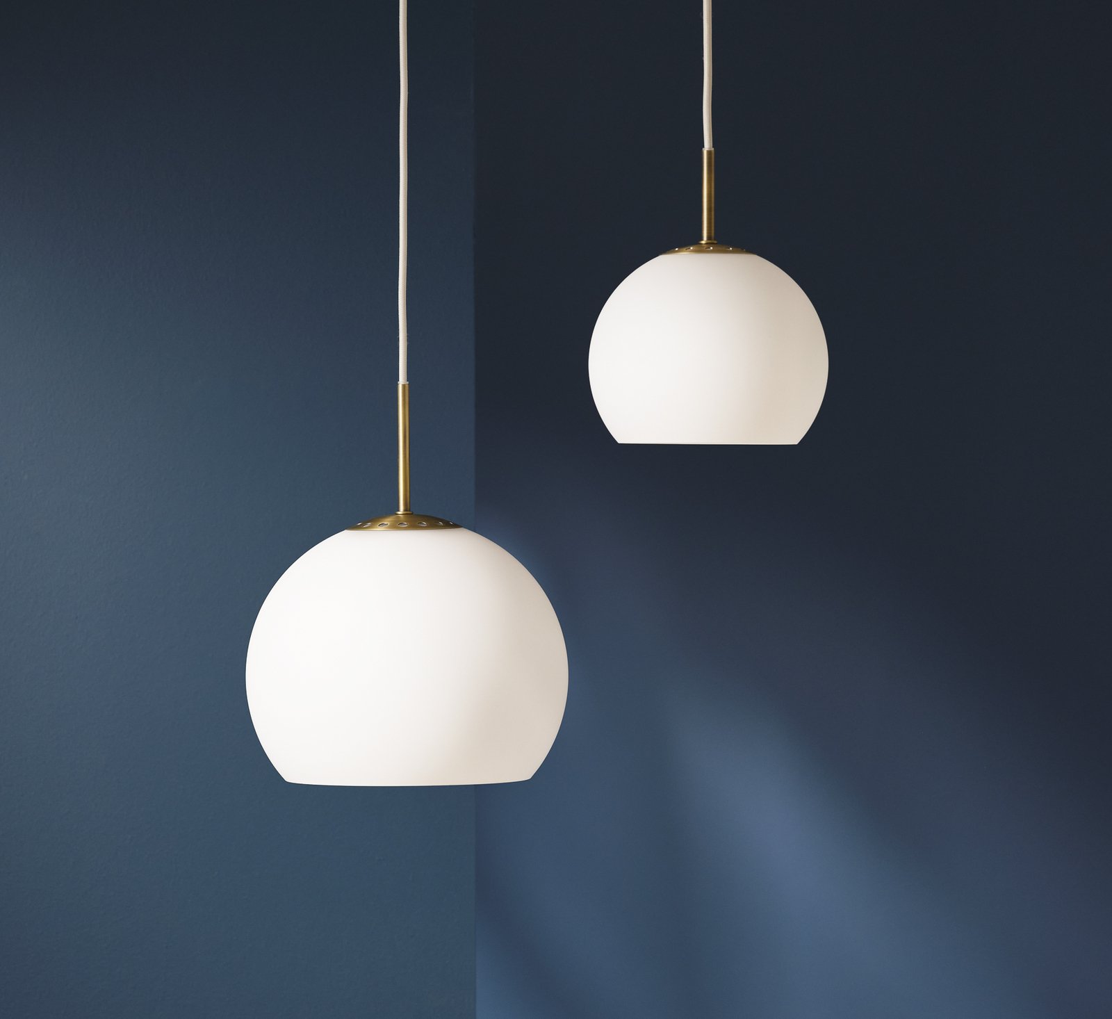 FRANDSEN hanging light Ball, opal white, Ø 18 cm, glass