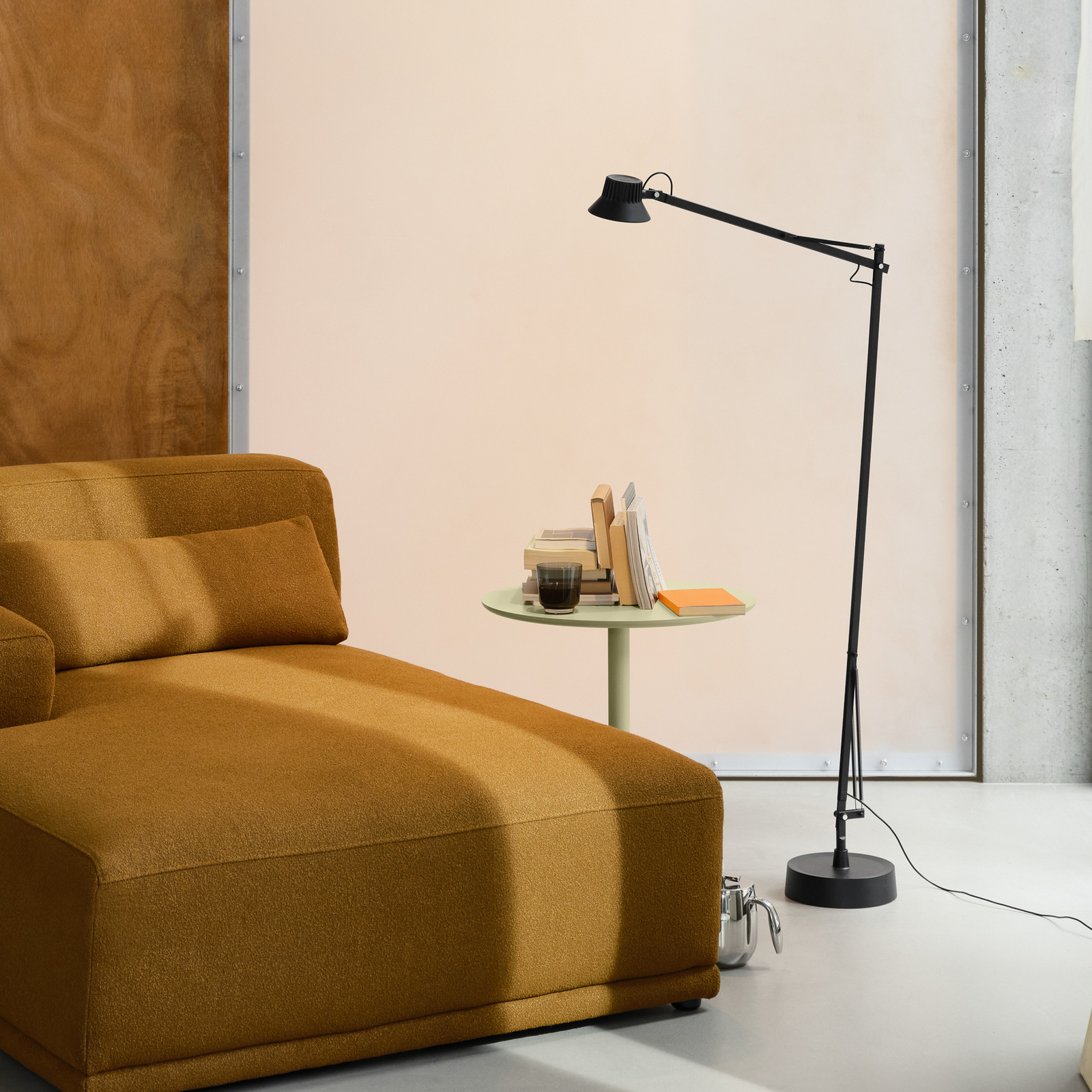 Dedicate LED-gulvlampe, svart, dimbar, aluminium – Muuto