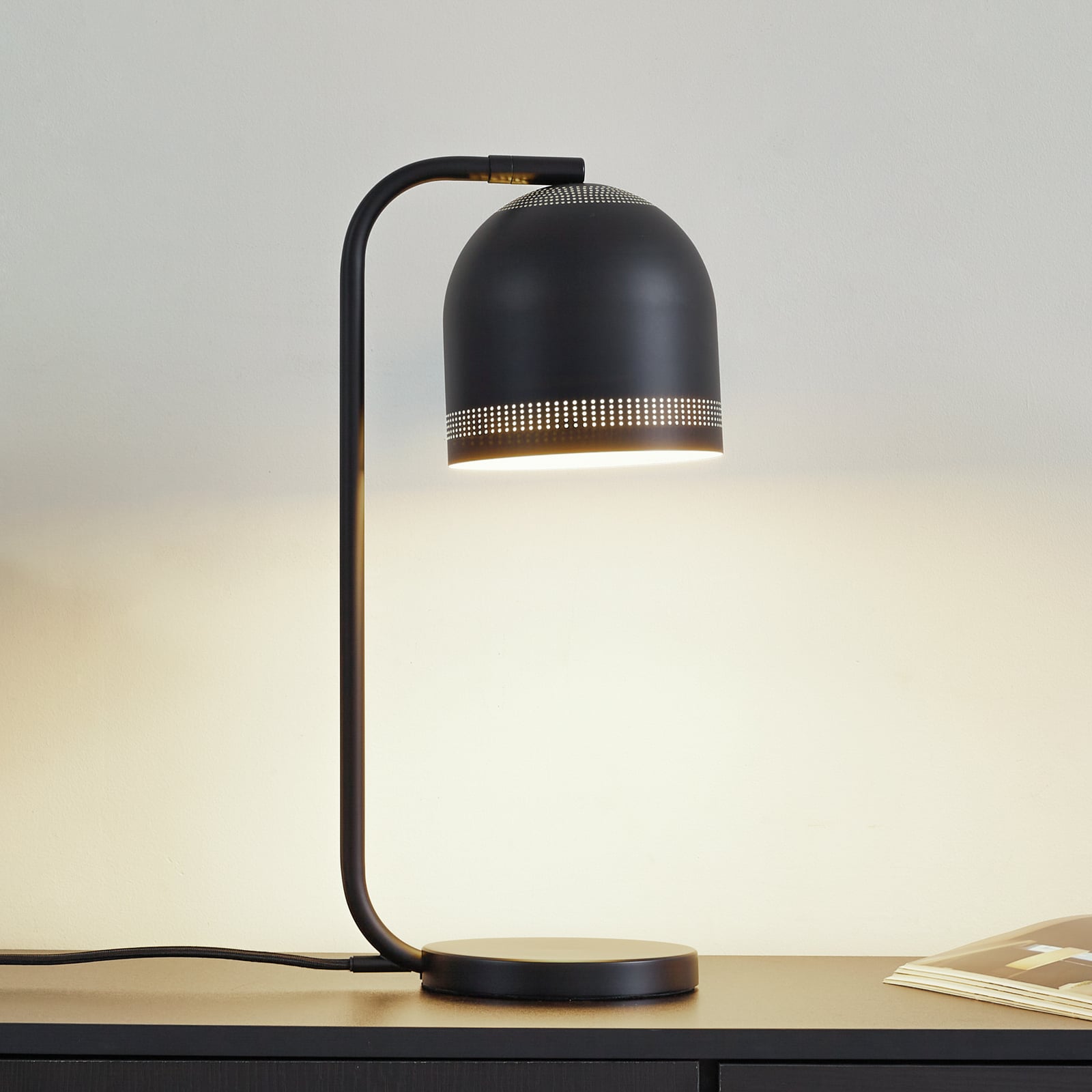 Oura bordlampe, svart, høyde 45 cm, jern, E14 - Nola