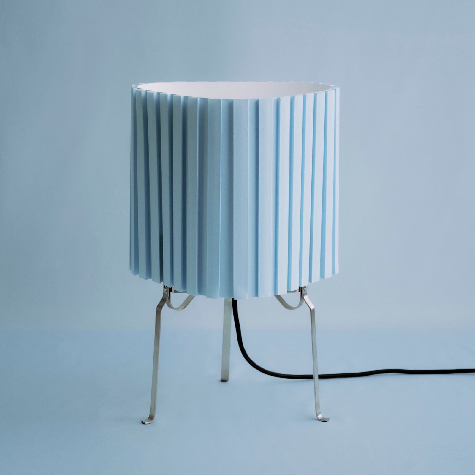Canelé bordlampe, lyseblå, høyde 37 cm, E14, tekstil – HAY