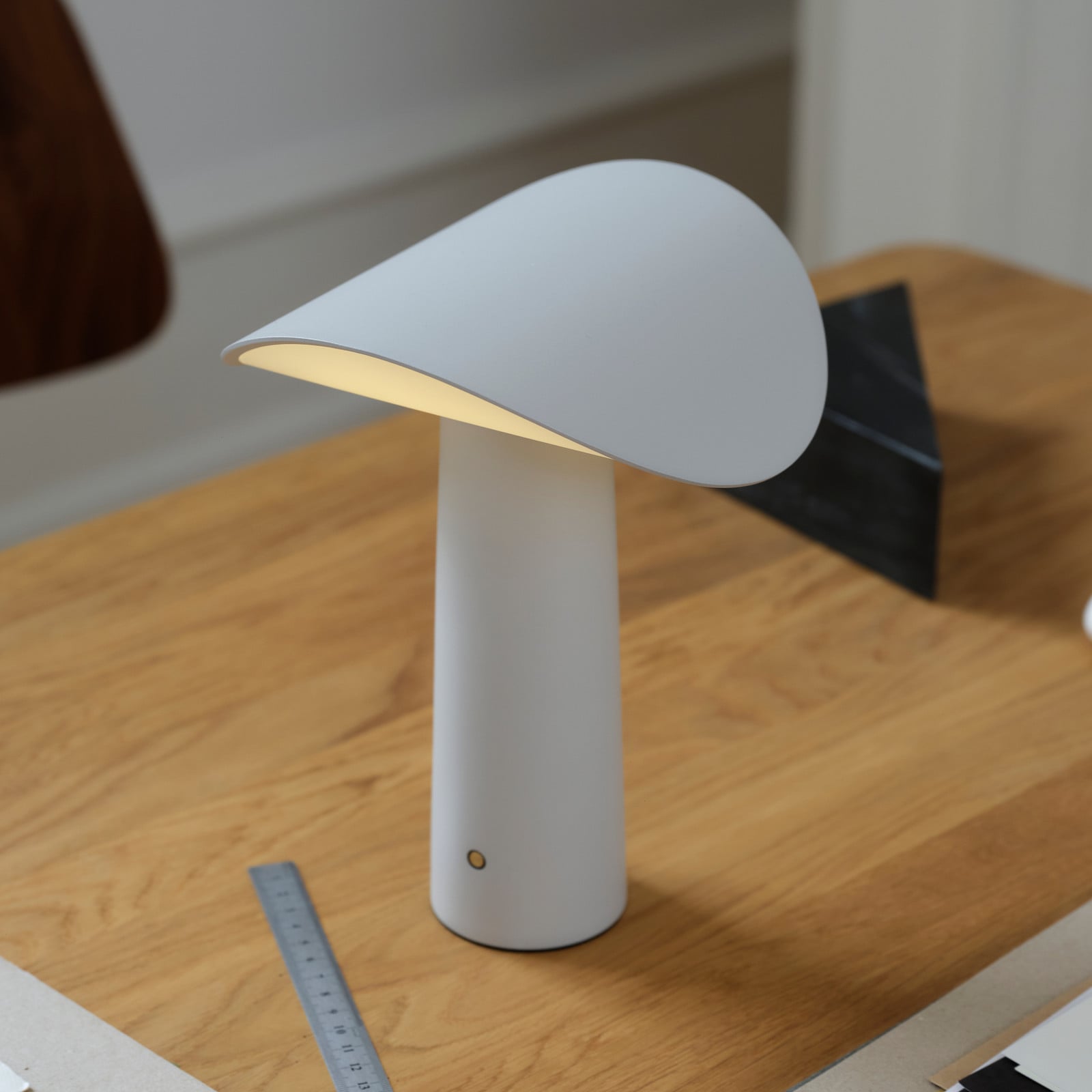 Lium LED-batteridrevet bordlampe, grå, 2.700 K, USB GEJST - Stue - Moderne - Aluminium - Med én lyskilde