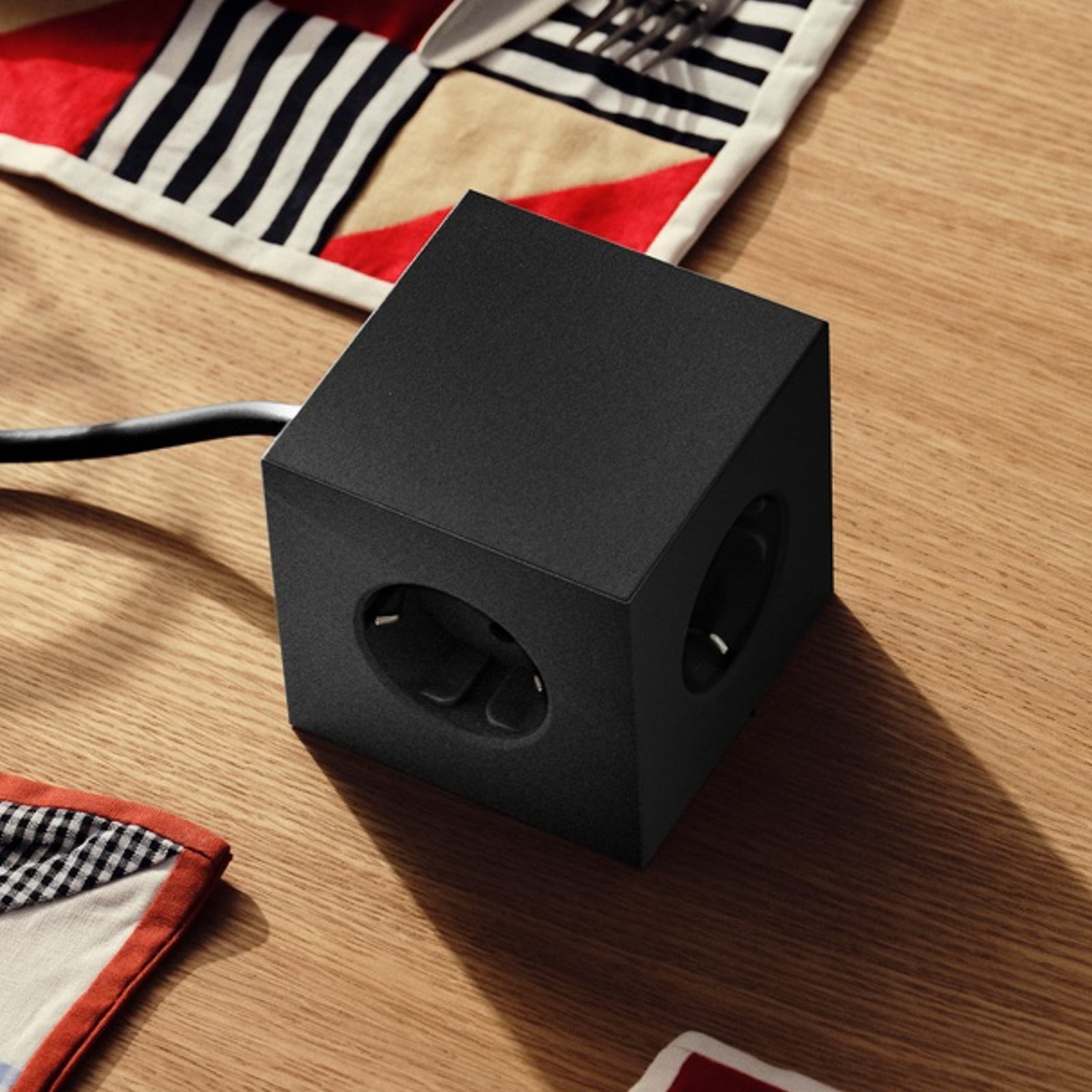SQUARE 1 : multiprise noire avec 3 prises Schuko et 2 ports USB, câble de 1,8 m SQUARE 1 : multiprise noire avec 3 prises Schuko et 2 ports USB, câble de 1,8 m