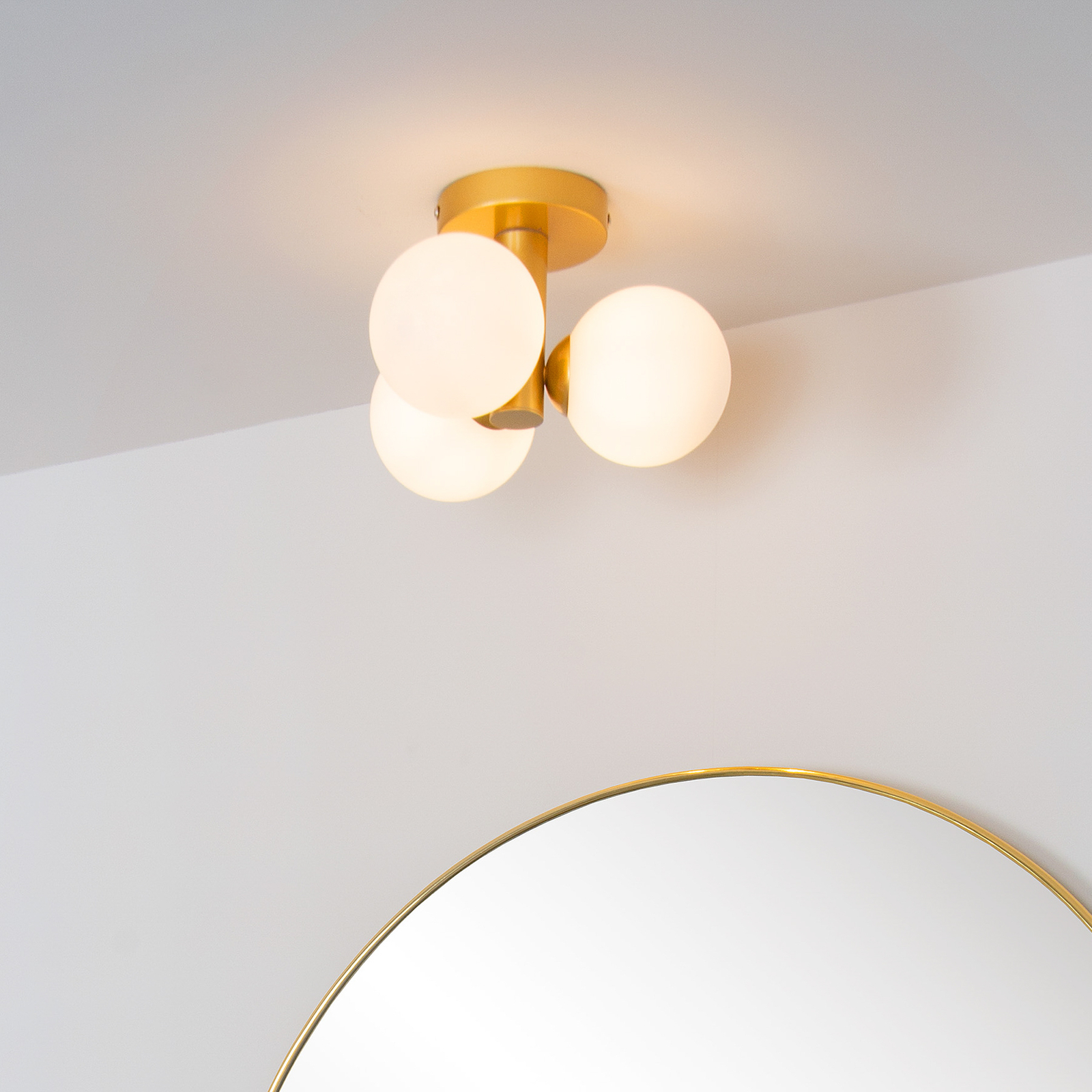 Badkamer-plafondlamp Trudy, 3-lamps mat goud/opaal