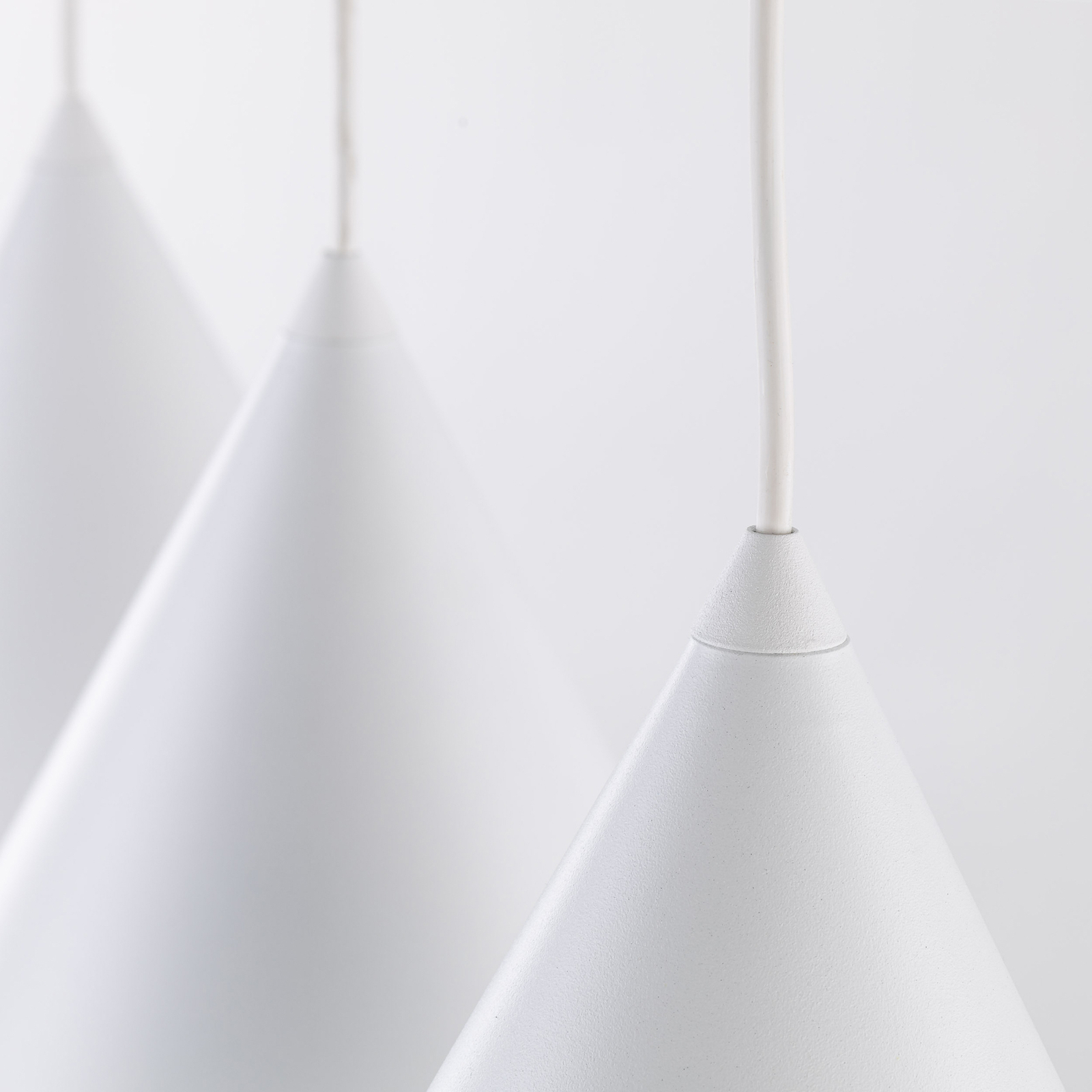 Pendant light CONO, 3-bulb, linear, length 75 cm, white