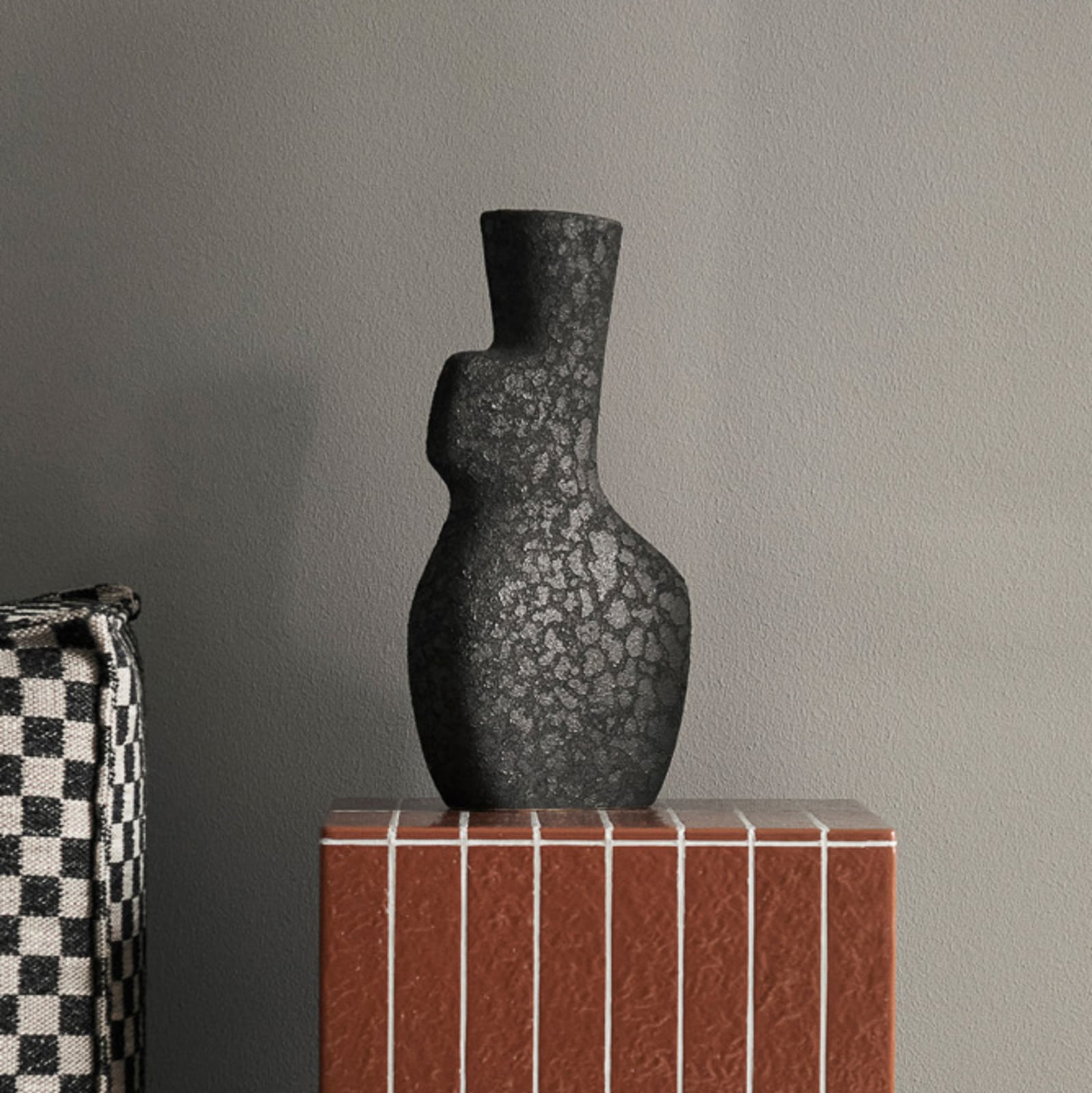 Vaso Yara Large, cinzento escuro, 35 cm, cerâmica - ferm LIVING