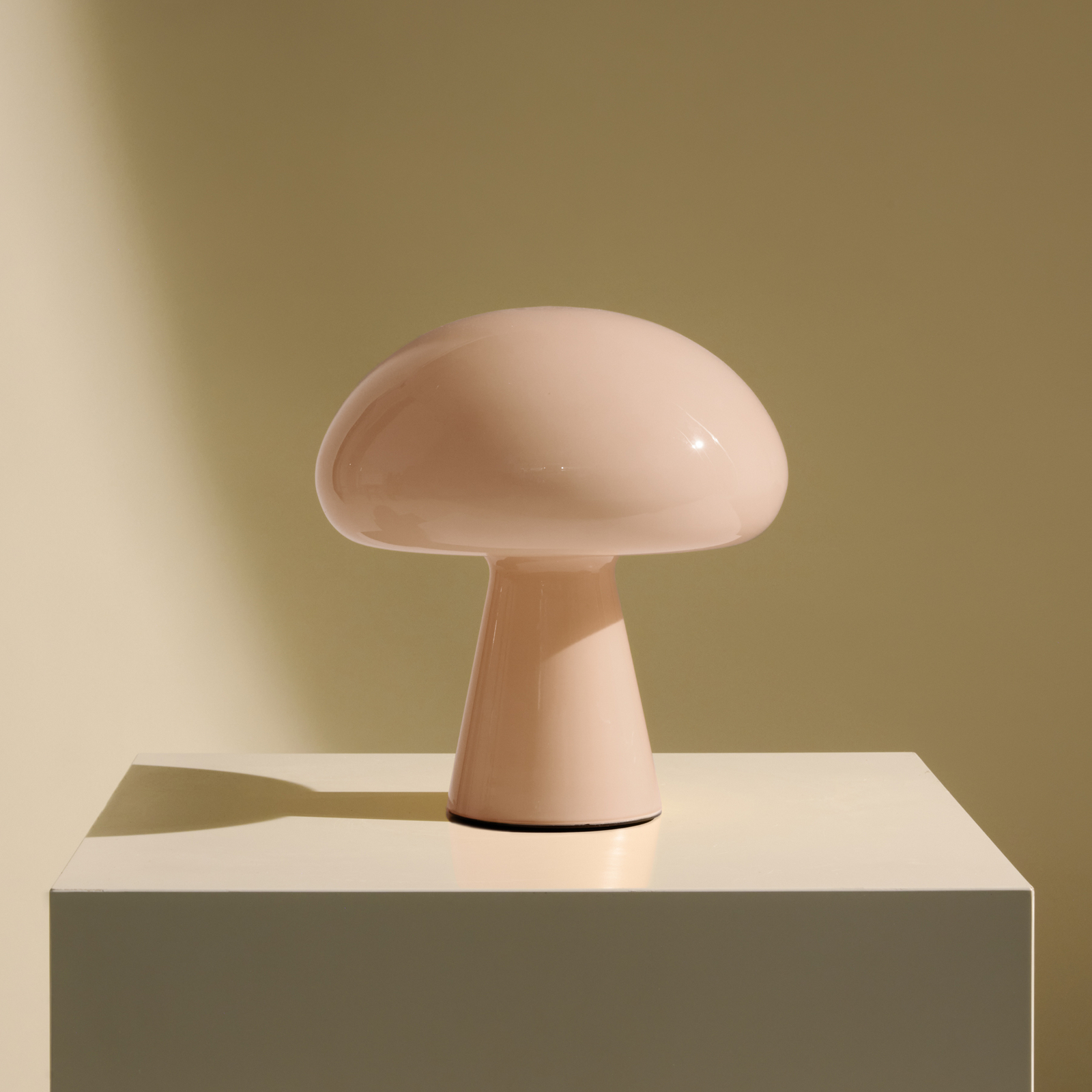 Gubi Obello LED table lamp, powder pink, IP44, glass