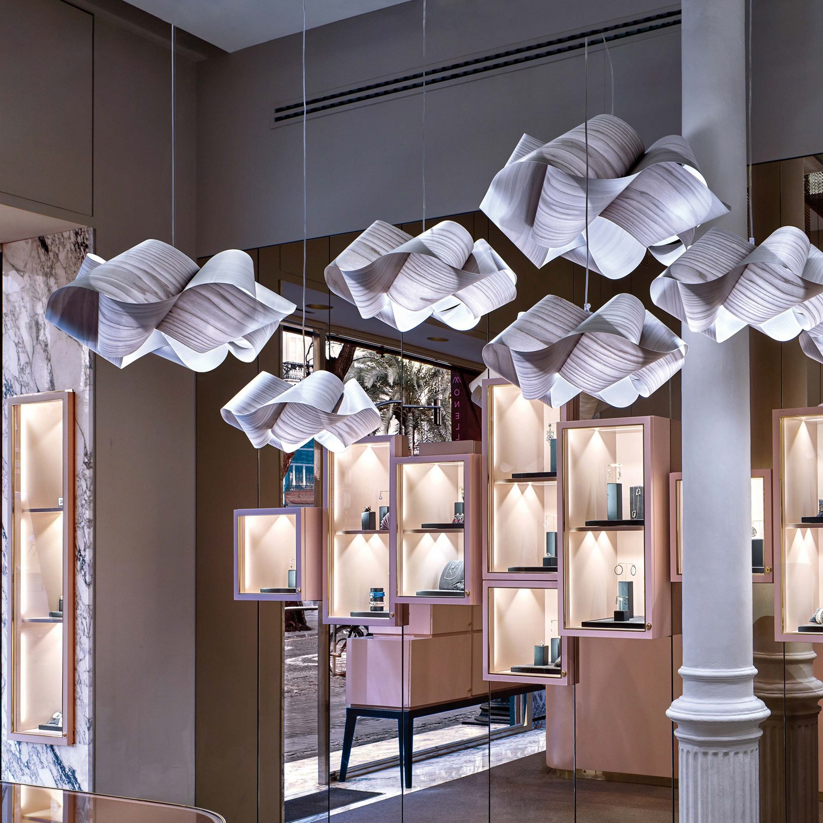 LZF hengelampe Swirl, grå/nikkel, Ø 75 cm, tre