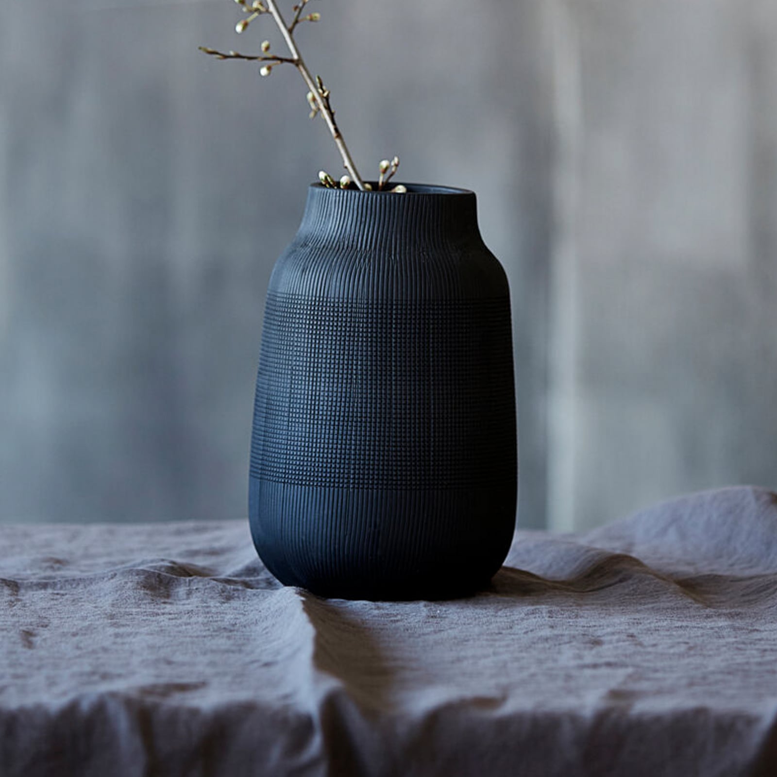 Vaso HDGroove, nero, altezza 22 cm, ceramica - House Doctor