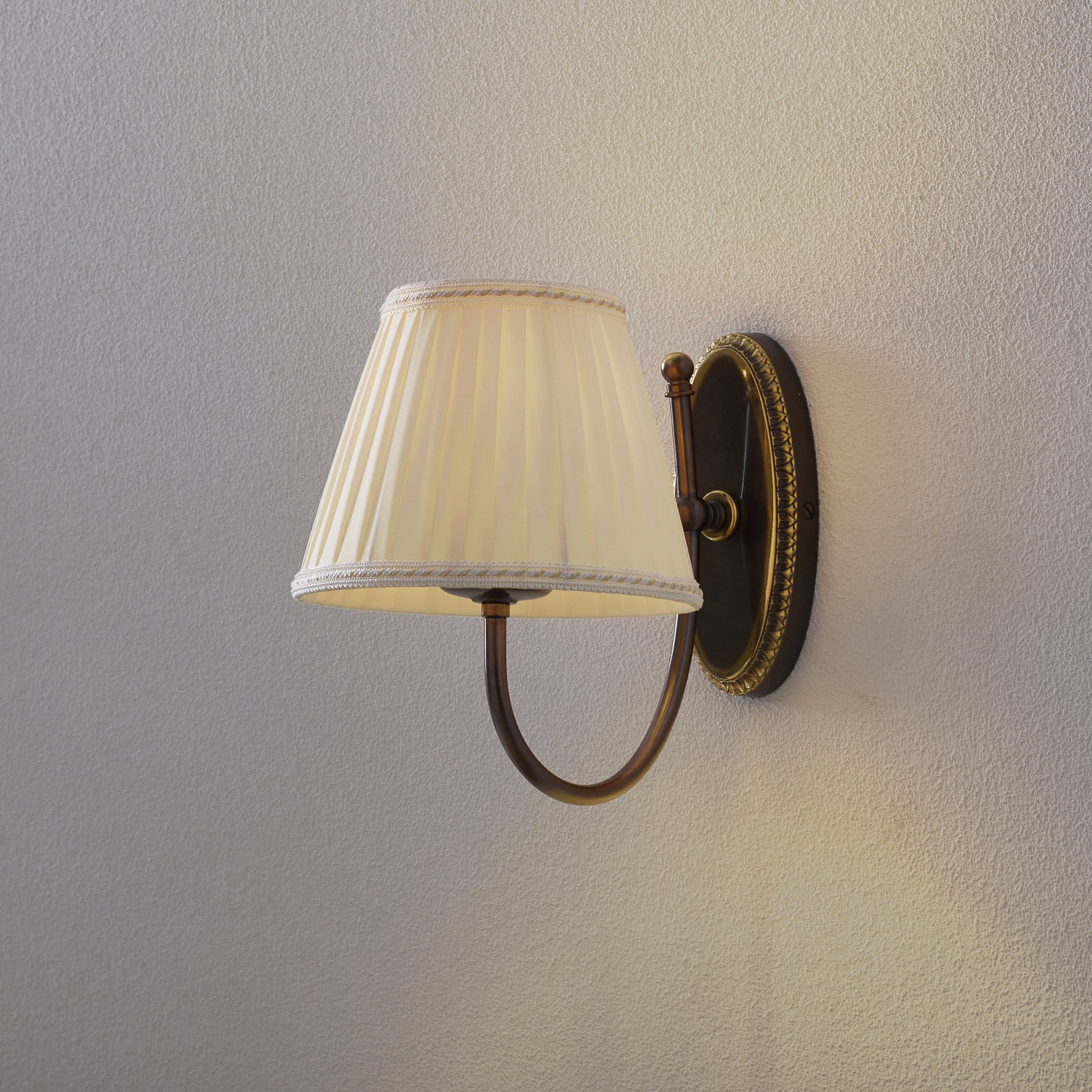 Candeeiro de parede clássico com braço curvo 1 luz.